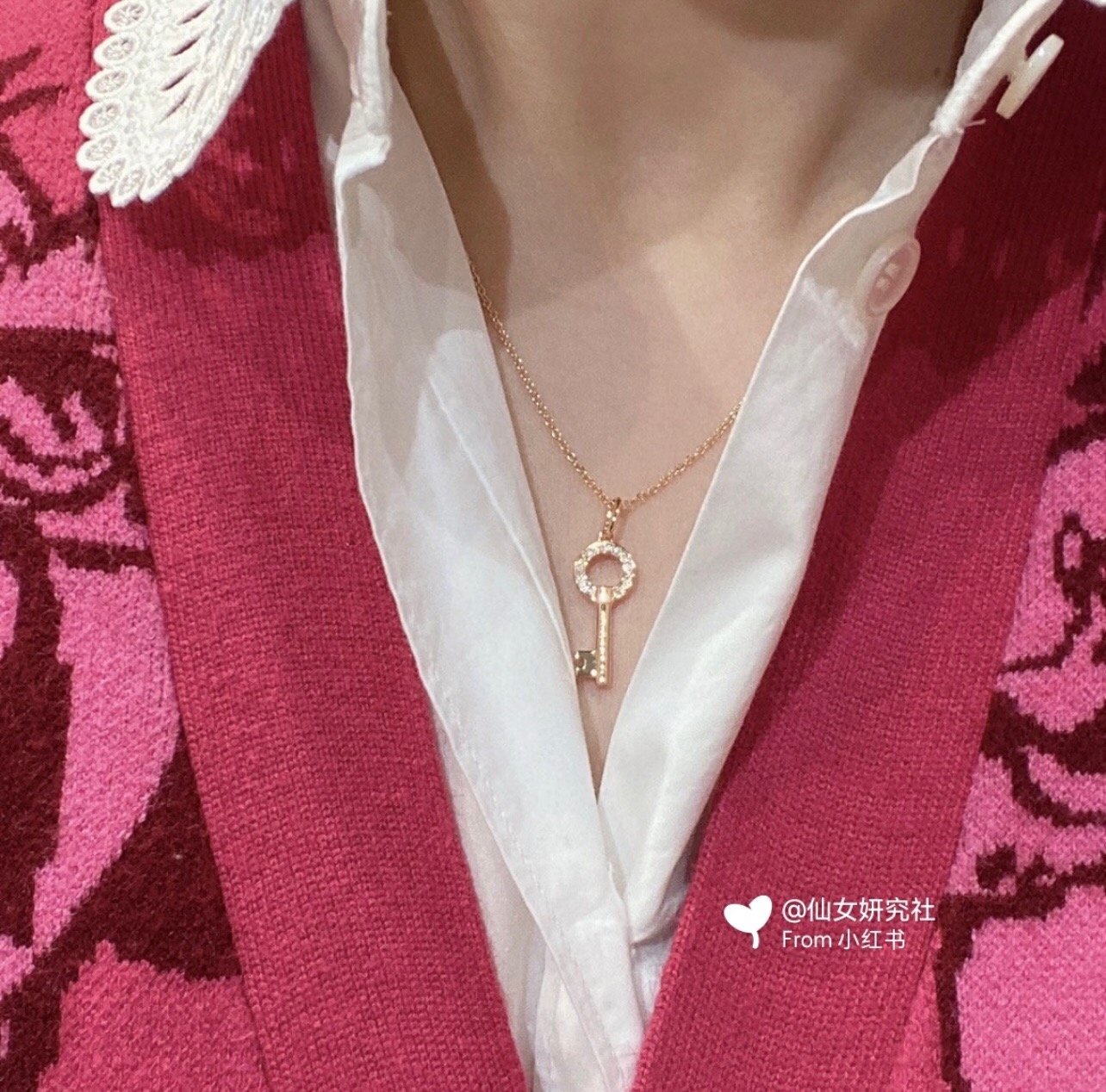 【Tiffany*帝芙尼最新款🆕🆕玫瑰金镶钻锁匙项链】一致官网黄铜材质，非常的上镜‼️设计很特别值得入手