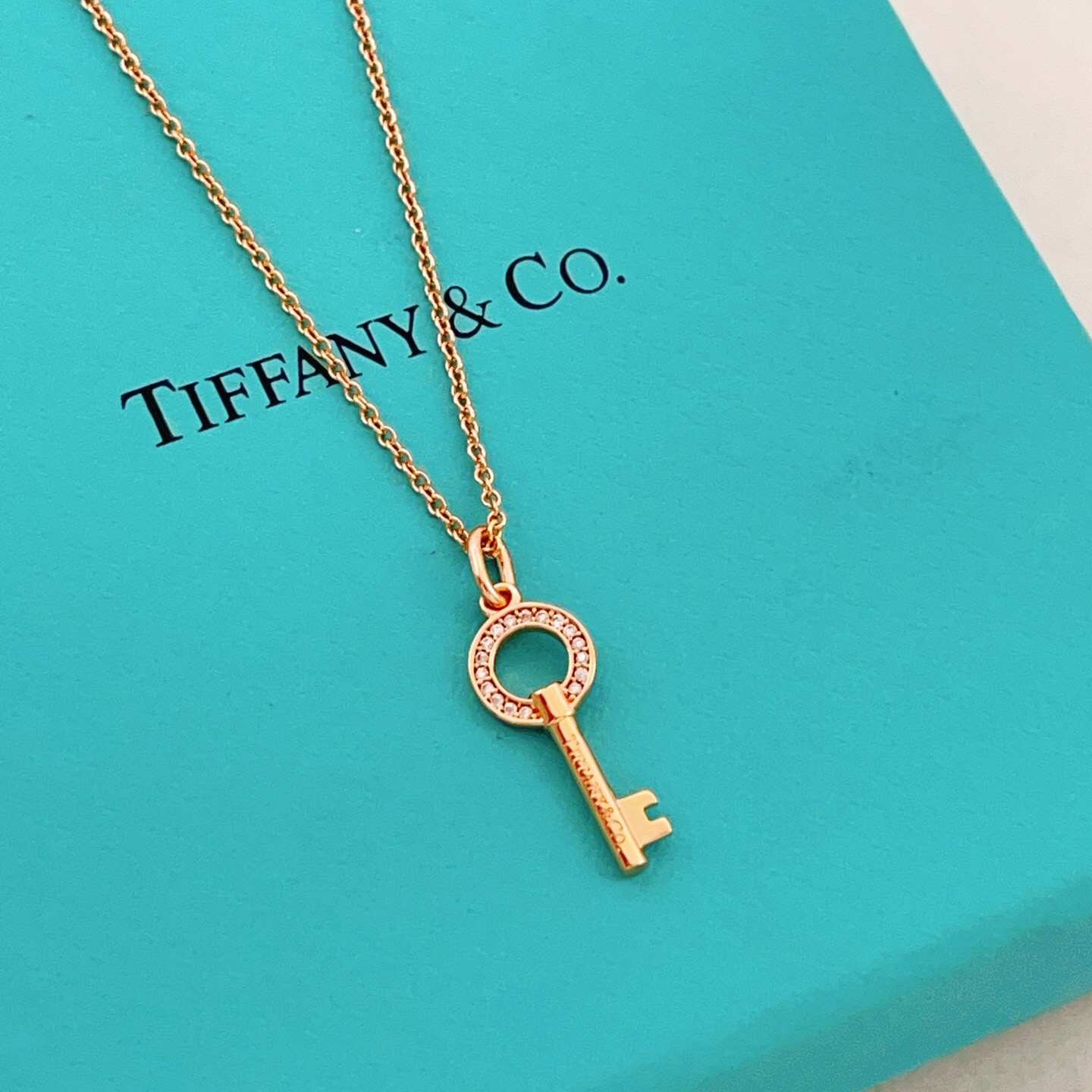 【Tiffany*帝芙尼最新款🆕🆕玫瑰金镶钻锁匙项链】一致官网黄铜材质，非常的上镜‼️设计很特别值得入手