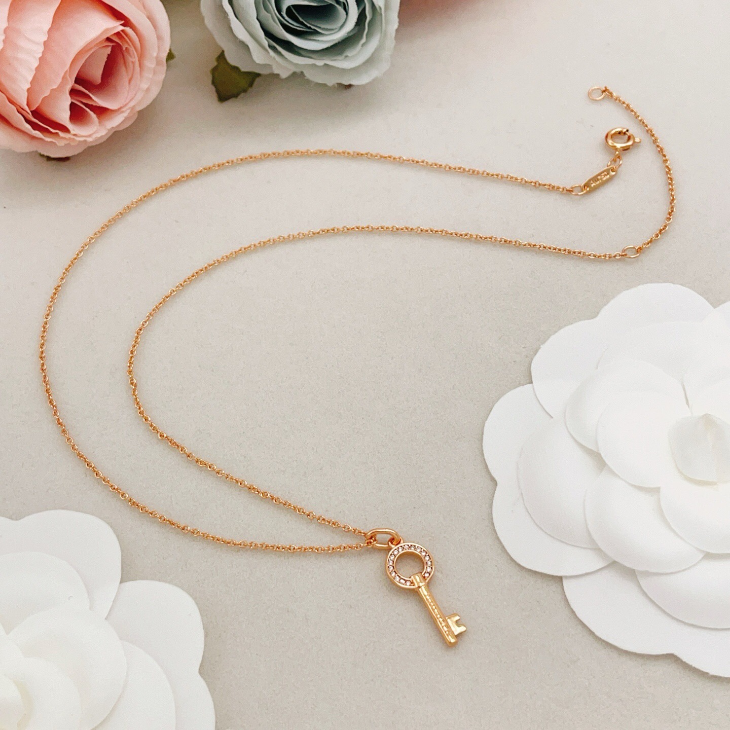【Tiffany*帝芙尼最新款🆕🆕玫瑰金镶钻锁匙项链】一致官网黄铜材质，非常的上镜‼️设计很特别值得入手