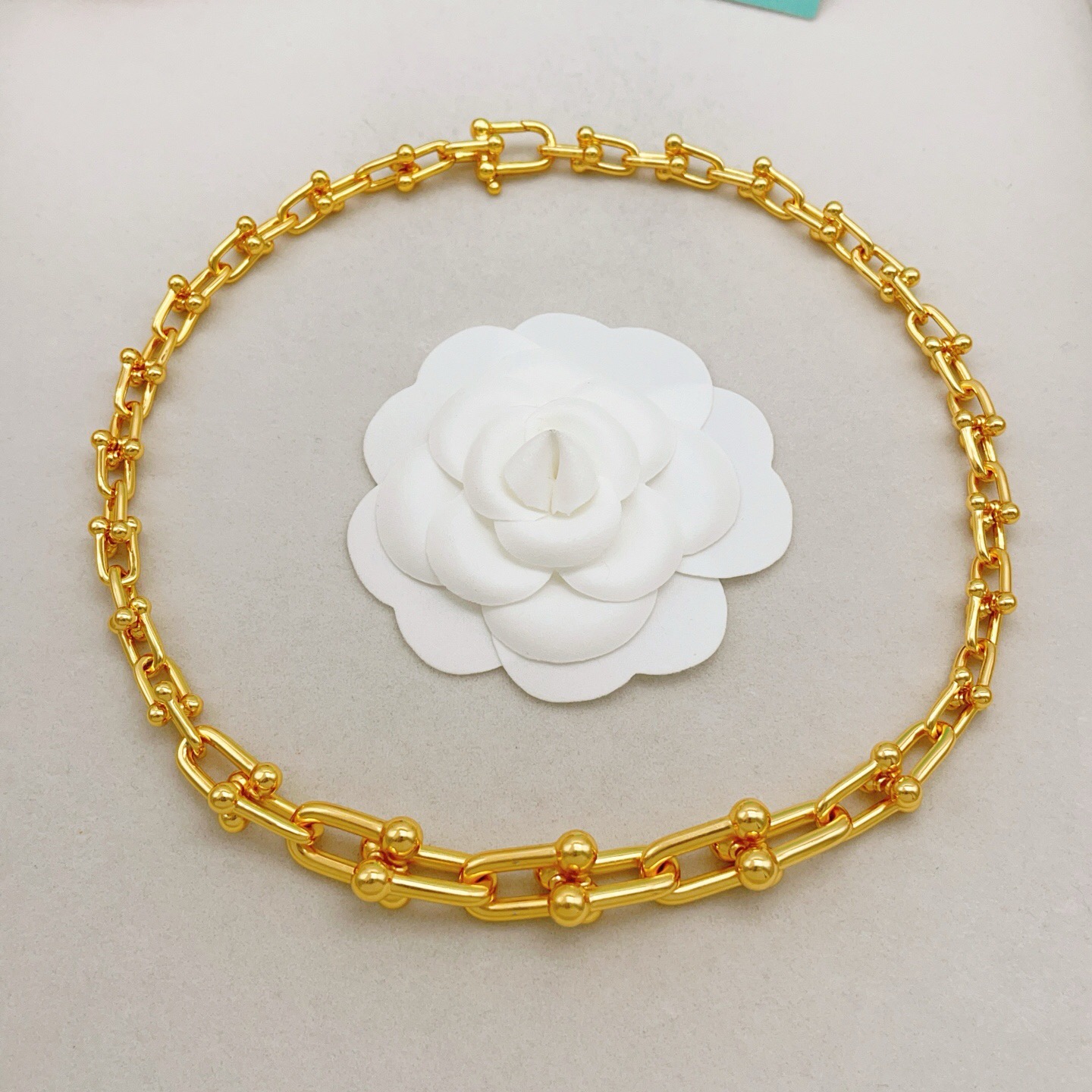 【Tiffany*帝芙尼最新款🆕🆕金色光面渐变马蹄项链】一致官网黄铜材质，非常的上镜‼️设计很特别值得入