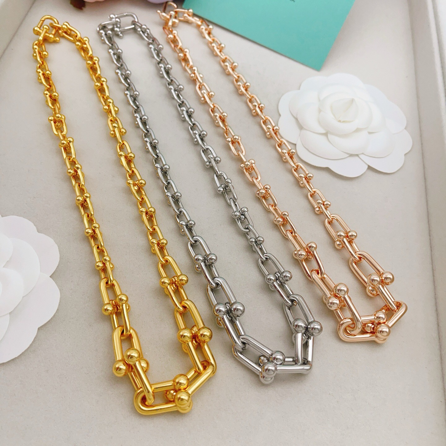 【Tiffany*帝芙尼最新款🆕🆕金色光面渐变马蹄项链】一致官网黄铜材质，非常的上镜‼️设计很特别值得入