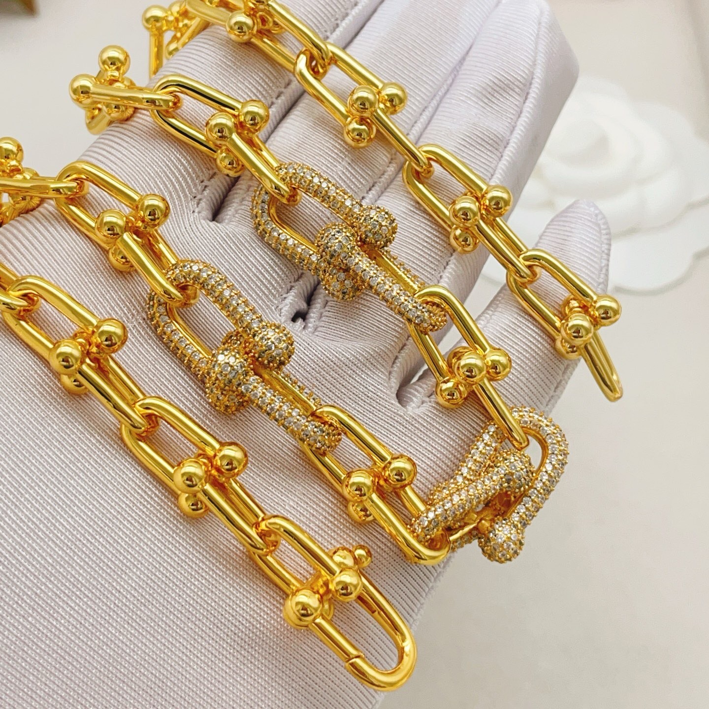【Tiffany*帝芙尼最新款🆕🆕金色镶钻渐变马蹄项链】一致官网黄铜材质，非常的上镜‼️设计很特别值得入
