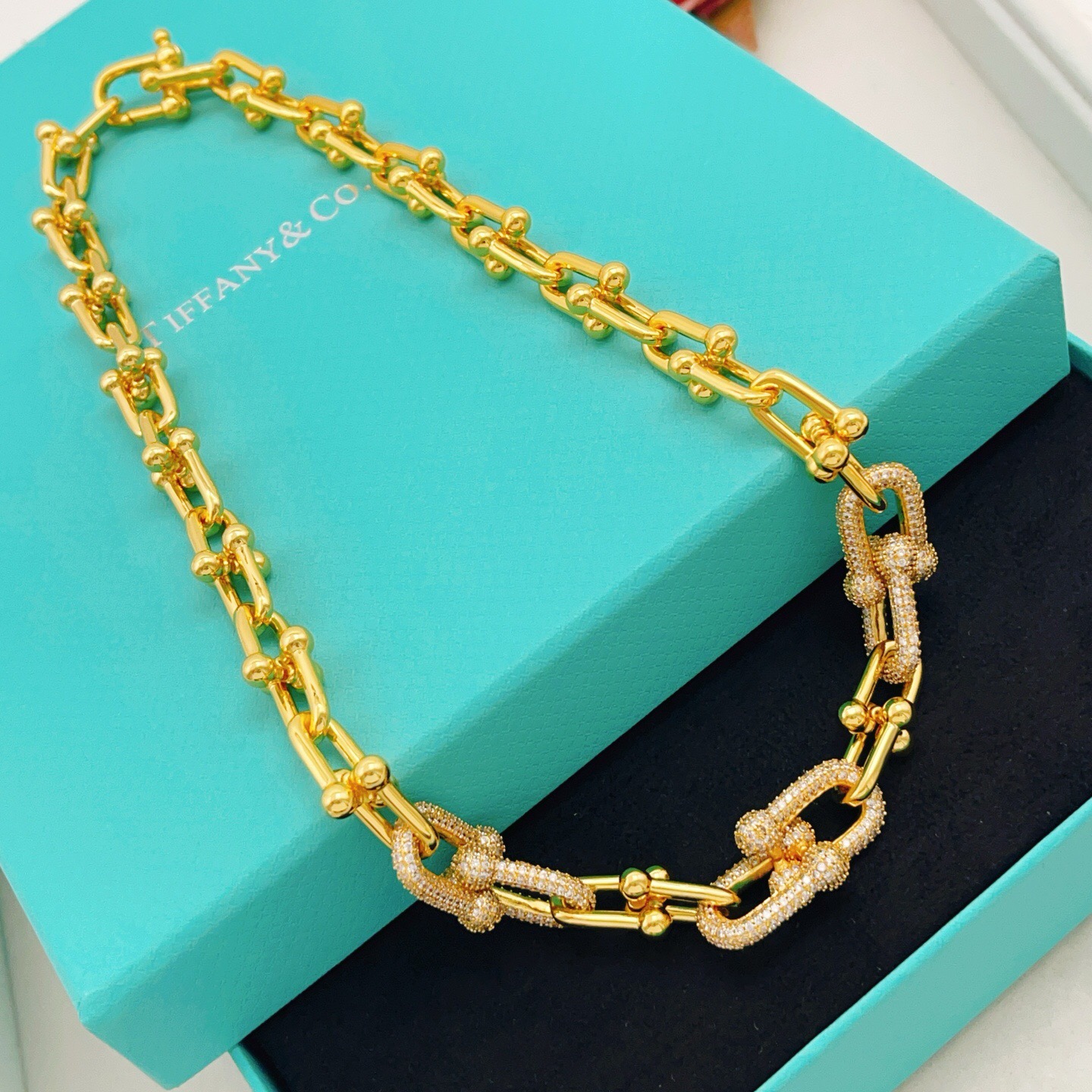 【Tiffany*帝芙尼最新款🆕🆕金色镶钻渐变马蹄项链】一致官网黄铜材质，非常的上镜‼️设计很特别值得入