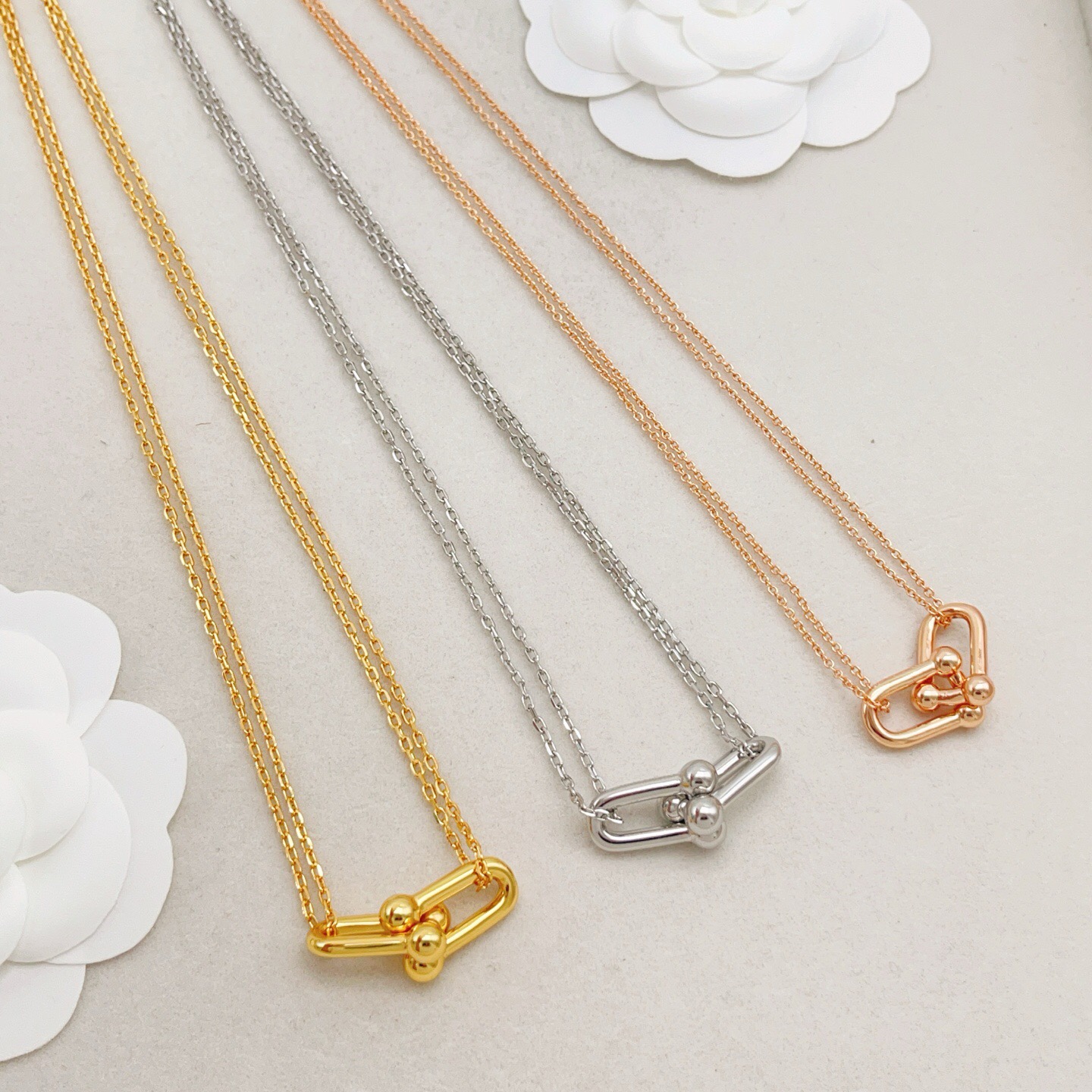 【Tiffany*帝芙尼最新款🆕🆕银色双链光面马蹄项链】一致官网黄铜材质，非常的上镜‼️设计很特别值得入