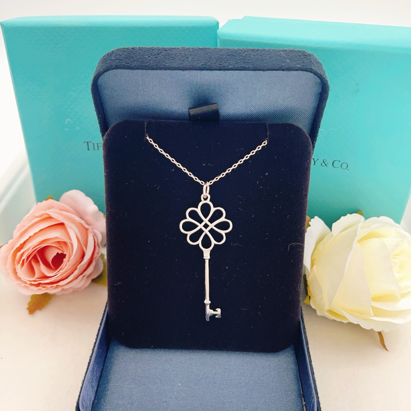 【Tiffany*帝芙尼最新款🆕🆕银色光面锁匙项链】一致官网黄铜材质，非常的抓狂红上镜‼️设计很特别值得