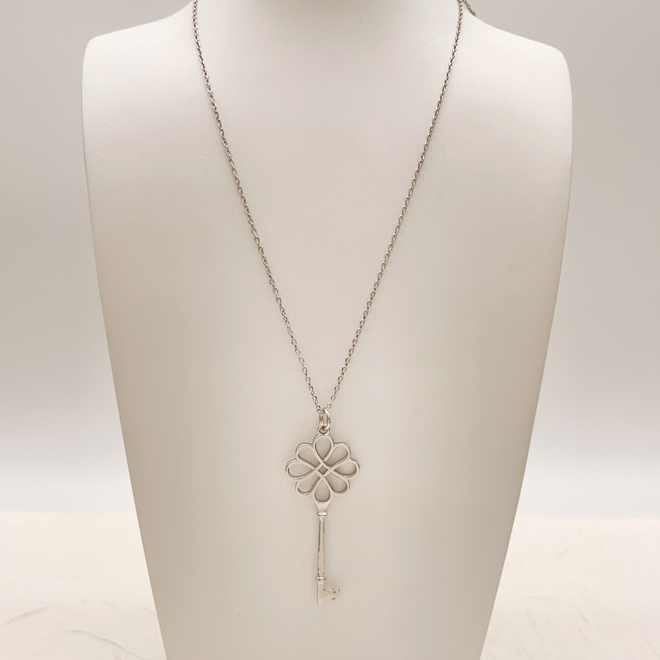 【Tiffany*帝芙尼最新款🆕🆕银色光面锁匙项链】一致官网黄铜材质，非常的抓狂红上镜‼️设计很特别值得
