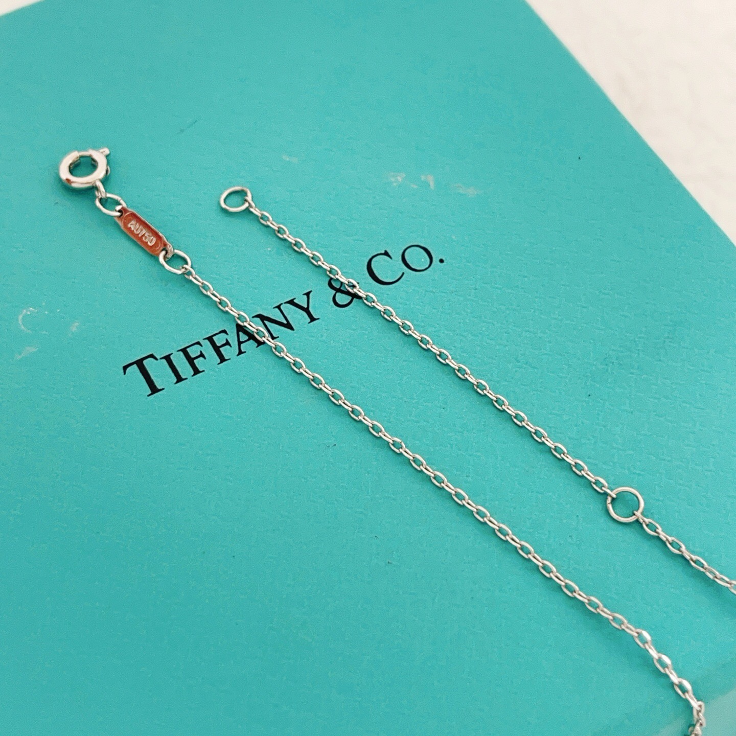 【Tiffany*帝芙尼最新款🆕🆕银色光面锁匙项链】一致官网黄铜材质，非常的抓狂红上镜‼️设计很特别值得