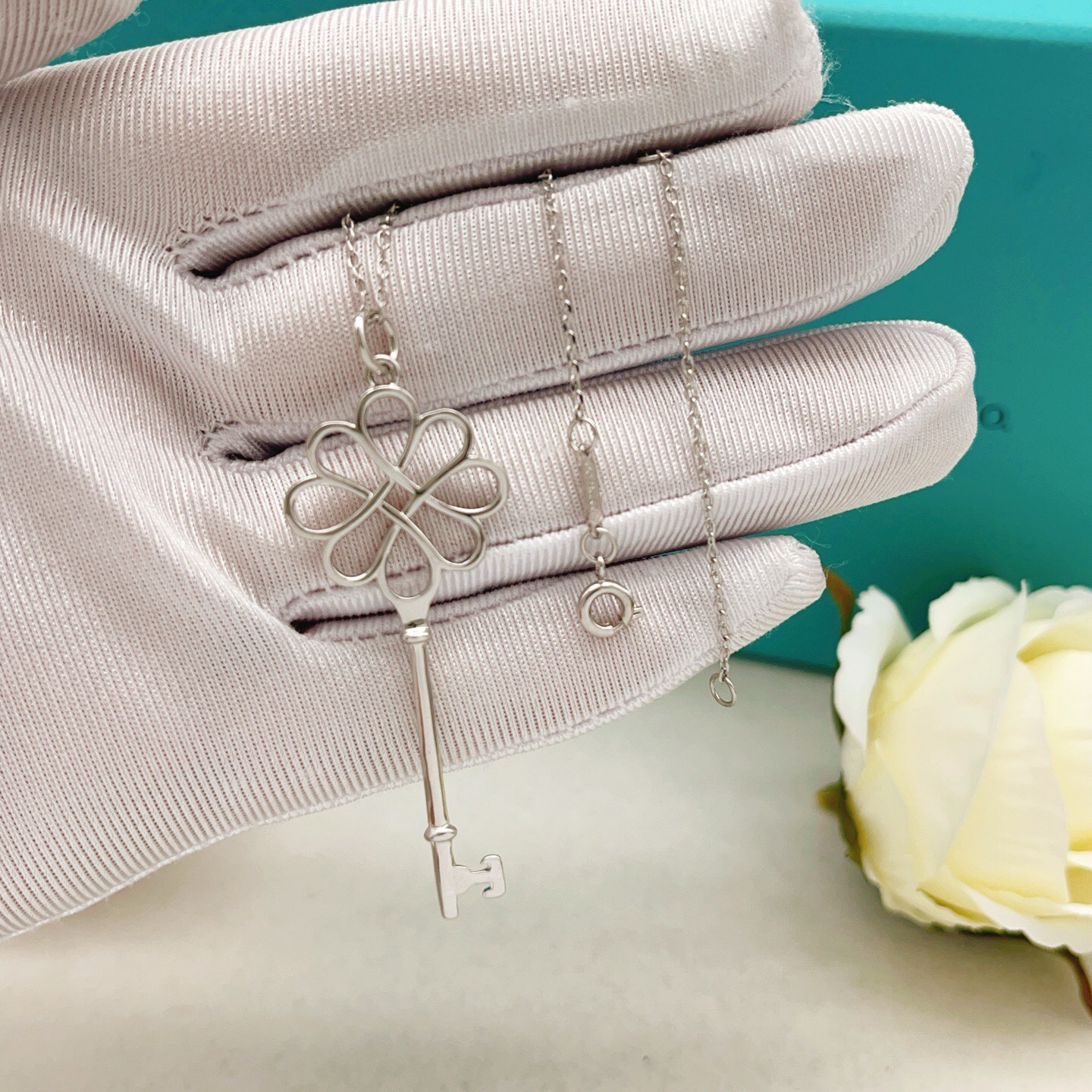 【Tiffany*帝芙尼最新款🆕🆕银色光面锁匙项链】一致官网黄铜材质，非常的抓狂红上镜‼️设计很特别值得