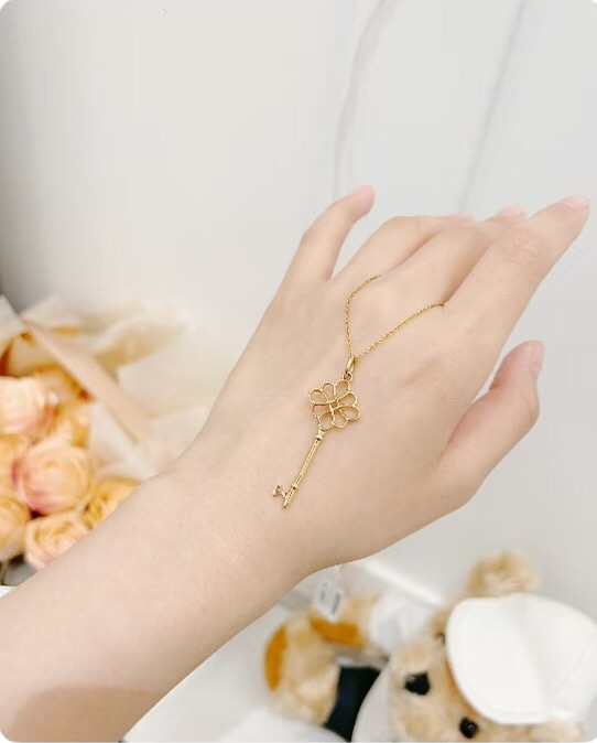 【Tiffany*帝芙尼最新款🆕🆕玫瑰金光面锁匙项链】一致官网黄铜材质，非常的上镜‼️设计很特别值得入手