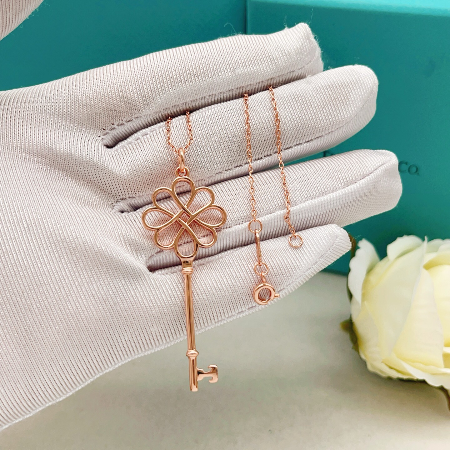 【Tiffany*帝芙尼最新款🆕🆕玫瑰金光面锁匙项链】一致官网黄铜材质，非常的上镜‼️设计很特别值得入手