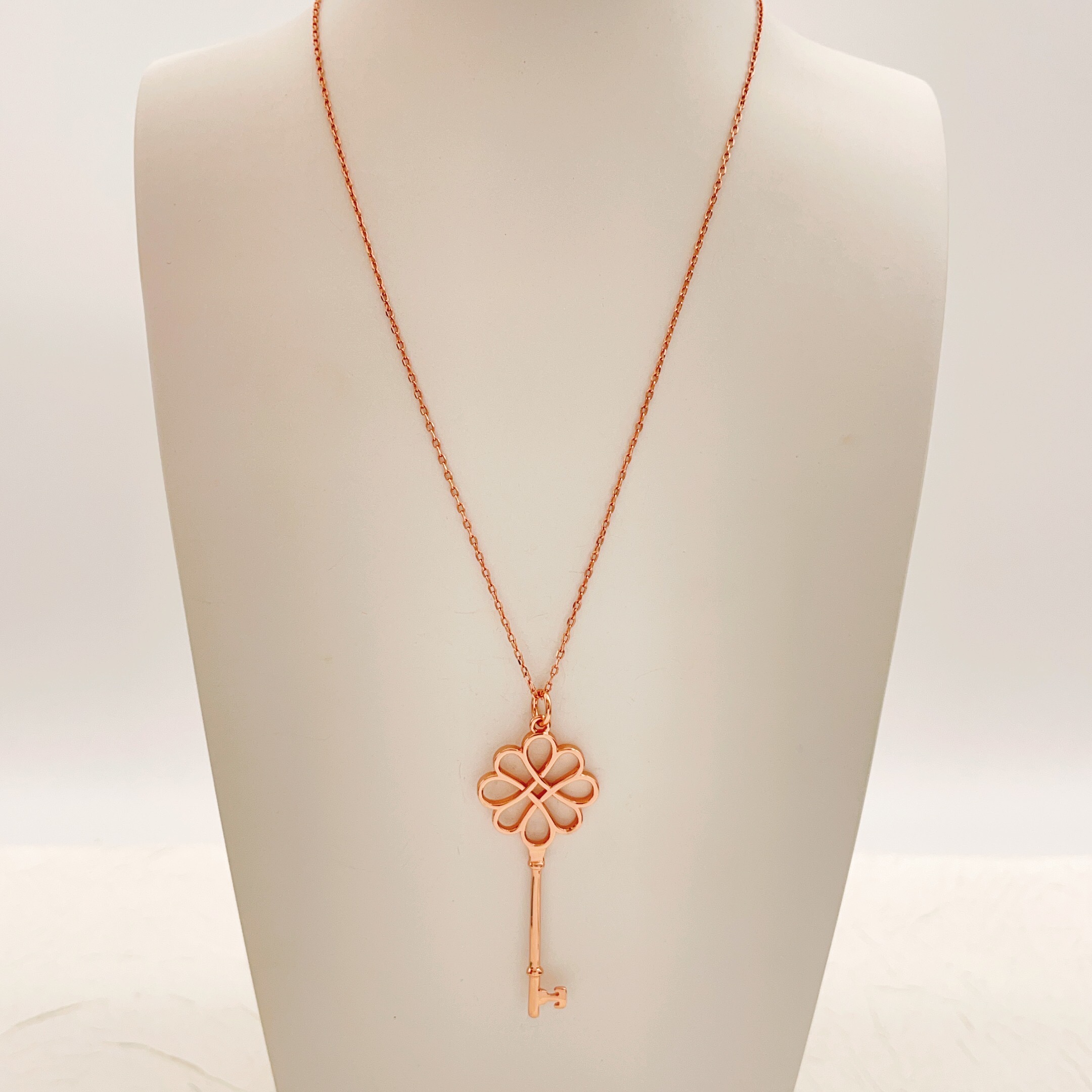 【Tiffany*帝芙尼最新款🆕🆕玫瑰金光面锁匙项链】一致官网黄铜材质，非常的上镜‼️设计很特别值得入手