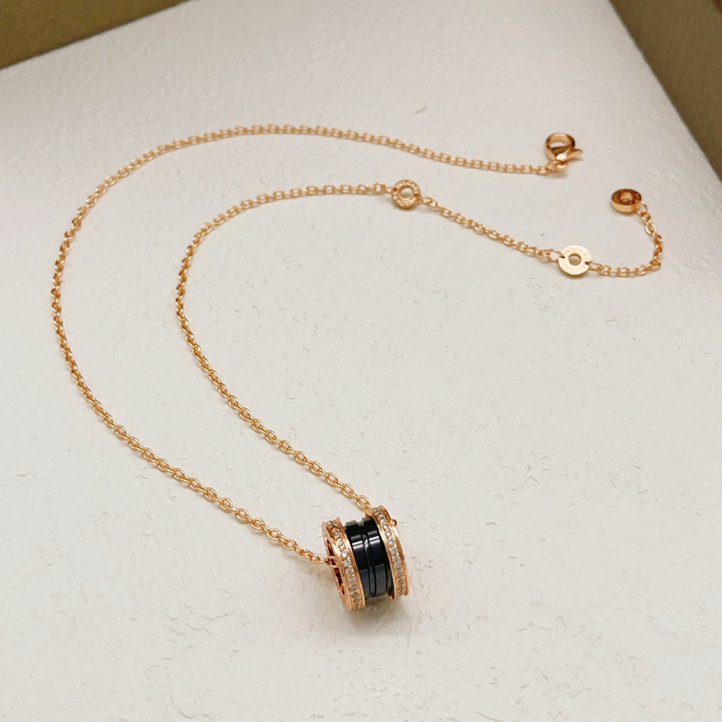 【BVLGARI最新款🆕🆕玫瑰金黑陶瓷弹簧边钻项链】一致官网黄铜材质，非常的上镜‼️设计很特别值得入手。
