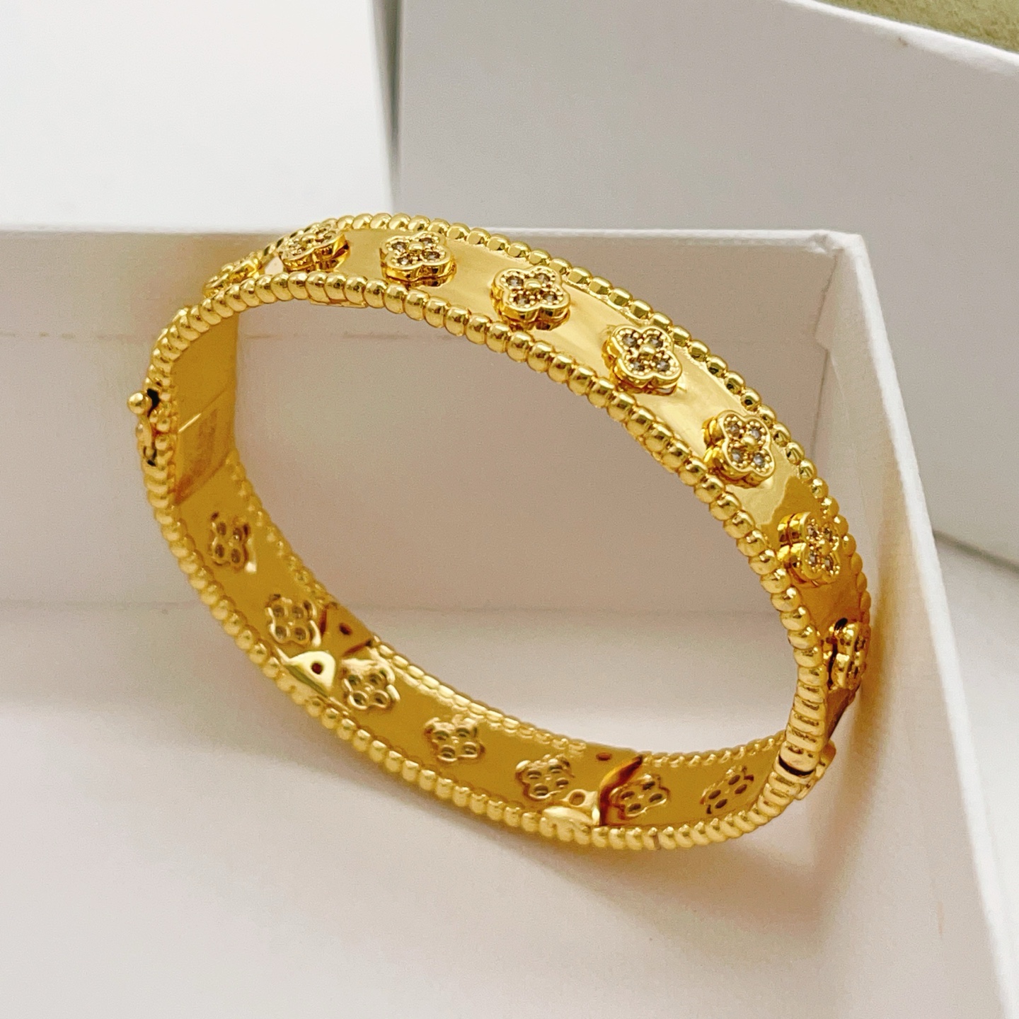 【VanCleef*ArPel*梵克雅宝最新款🆕🆕金色万花筒手镯】一致官网黄铜材质，非常的上镜‼️设计很
