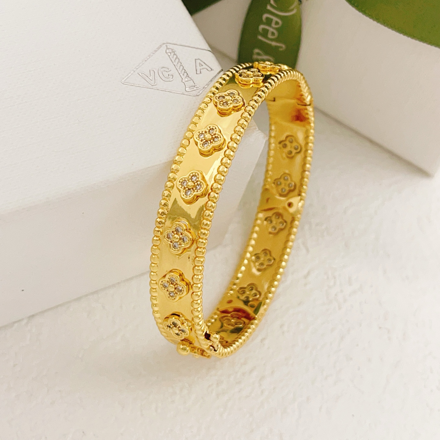 【VanCleef*ArPel*梵克雅宝最新款🆕🆕金色万花筒手镯】一致官网黄铜材质，非常的上镜‼️设计很