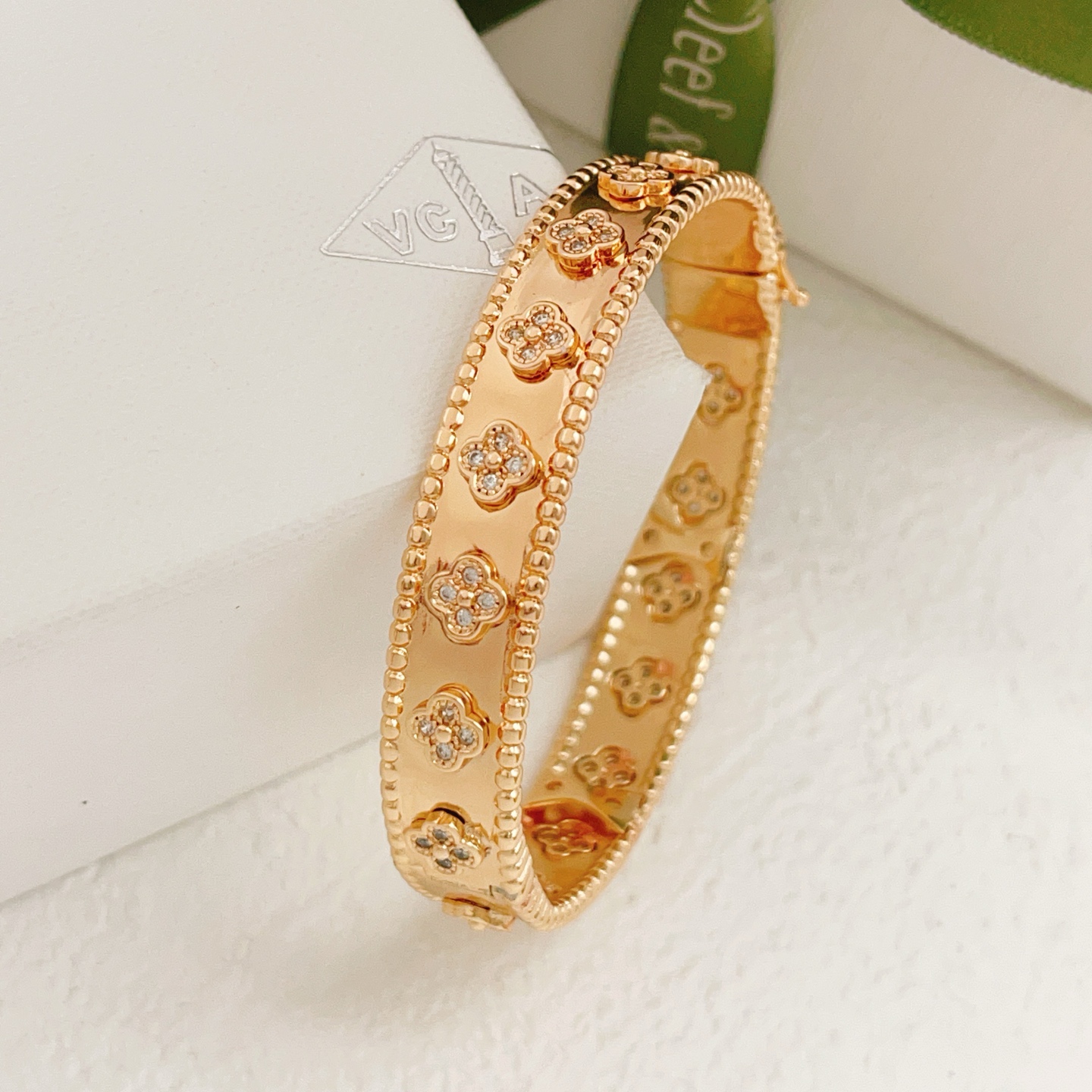 【VanCleef*ArPel*梵克雅宝最新款🆕🆕玫瑰金万花筒手镯】一致官网黄铜材质，非常的上镜‼️设计