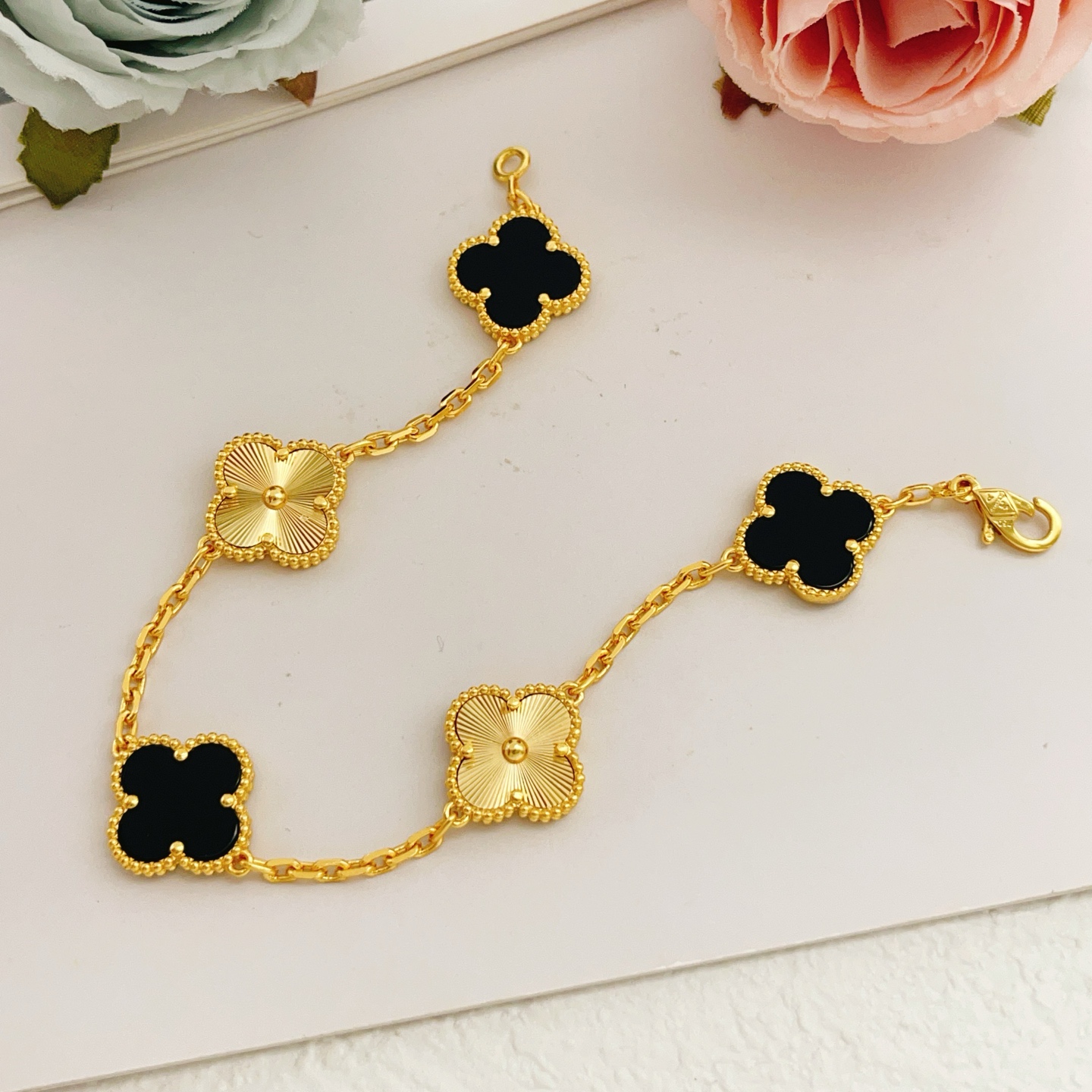 Bracciale Van Cleef Arpels Alhambra Oro giallo con onice nero e motivi di trifoglio oro guilloché 18 cm