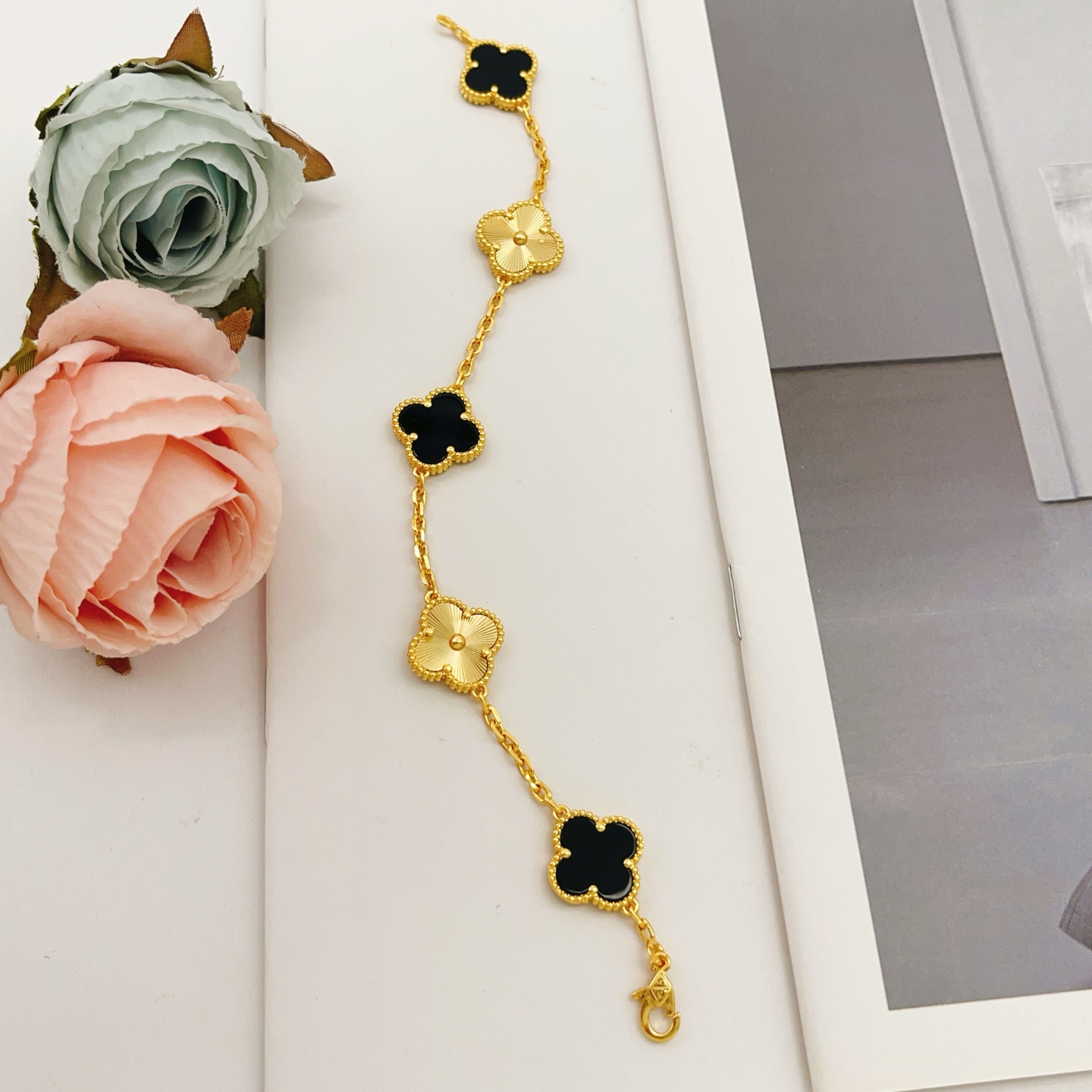 Bracciale Van Cleef Arpels Alhambra Oro giallo con onice nero e motivi di trifoglio oro guilloché 18 cm