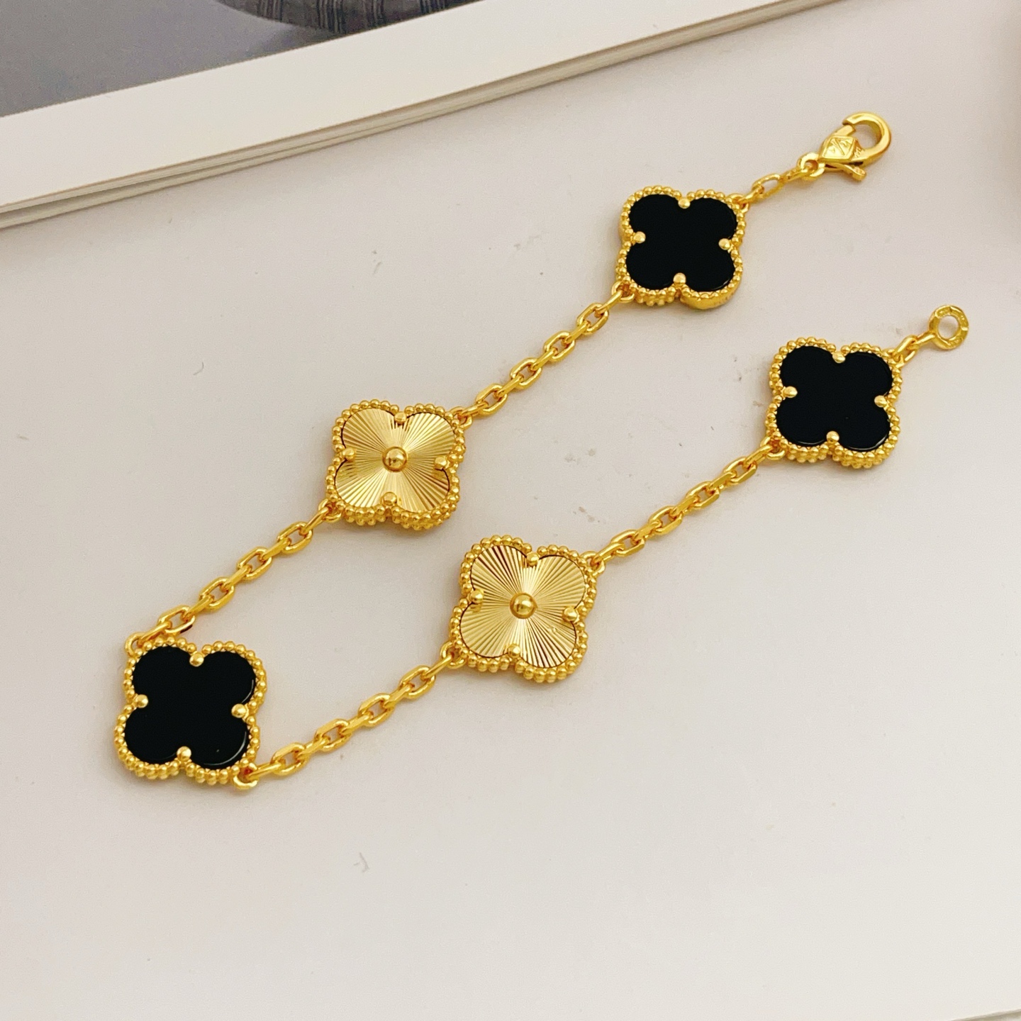Bracciale Van Cleef Arpels Alhambra Oro giallo con onice nero e motivi di trifoglio oro guilloché 18 cm