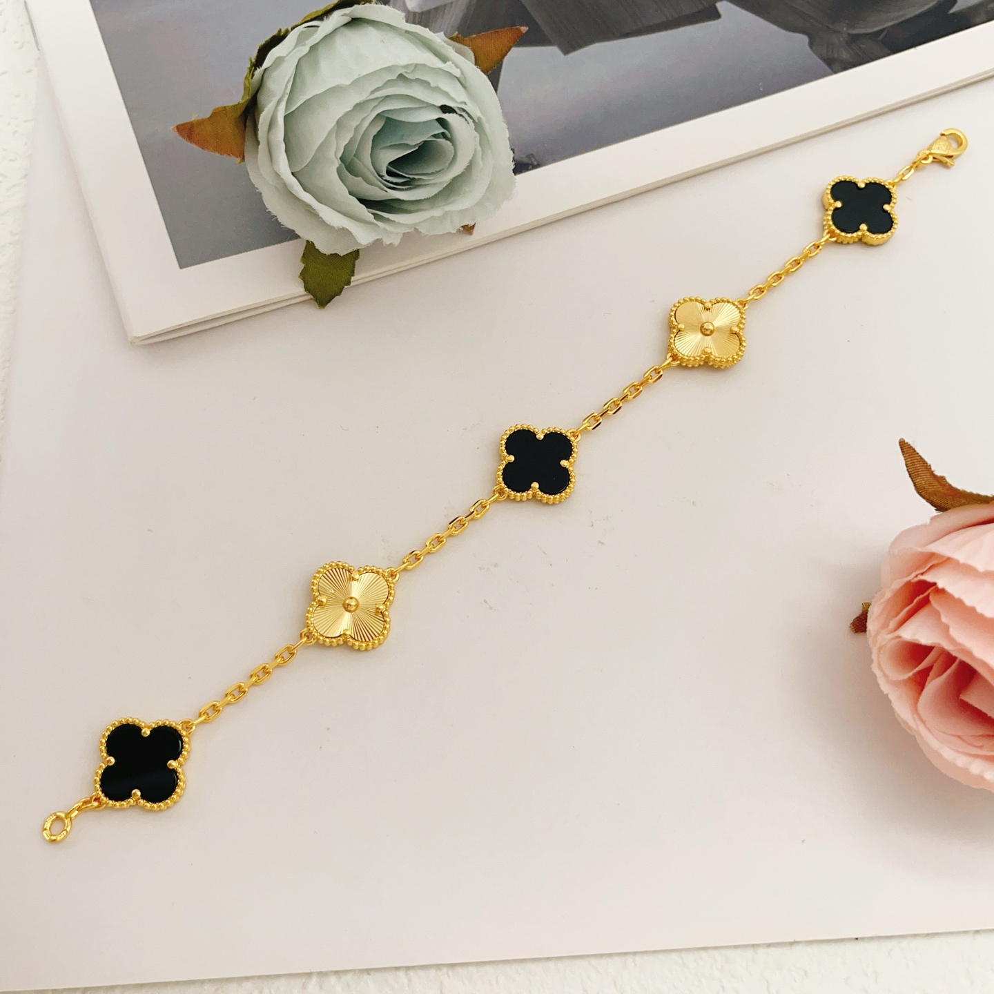Bracciale Van Cleef Arpels Alhambra Oro giallo con onice nero e motivi di trifoglio oro guilloché 18 cm