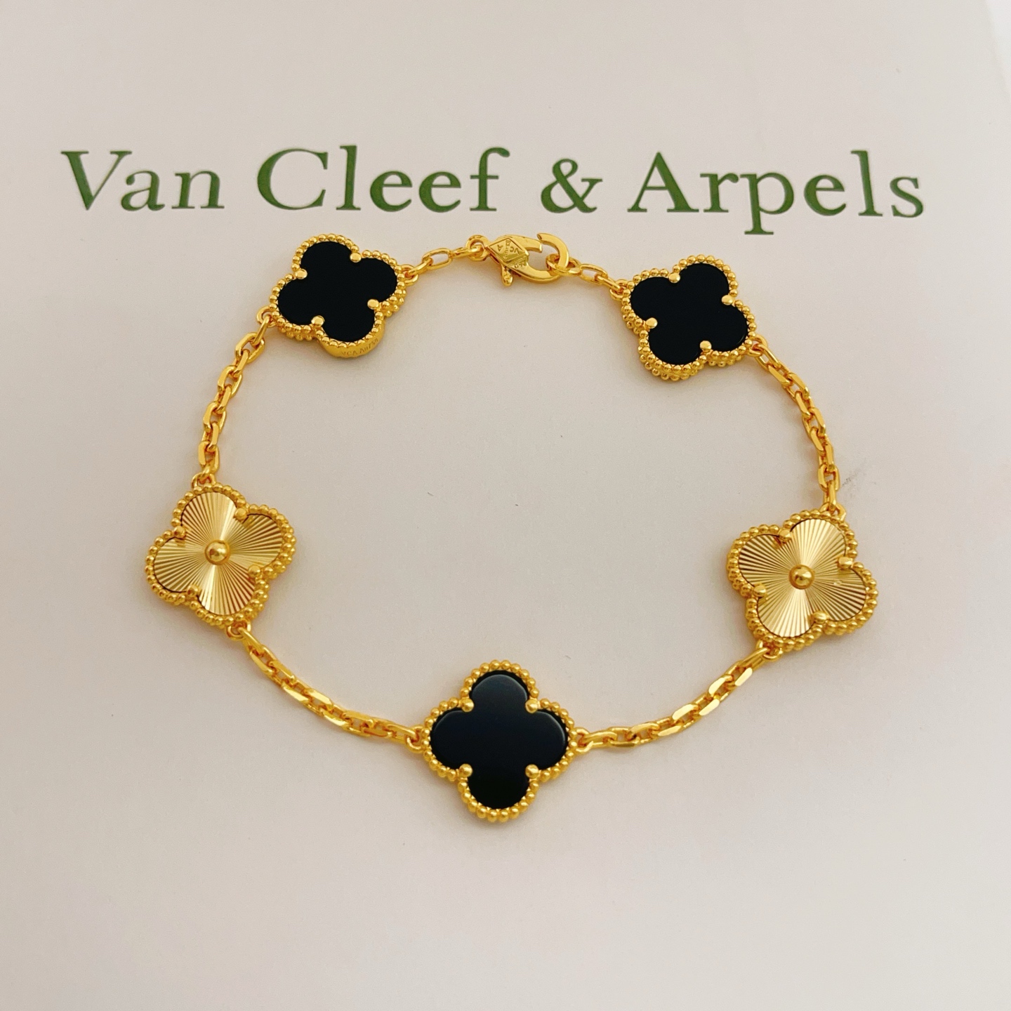 Bracciale Van Cleef Arpels Alhambra Oro giallo con onice nero e motivi di trifoglio oro guilloché 18 cm