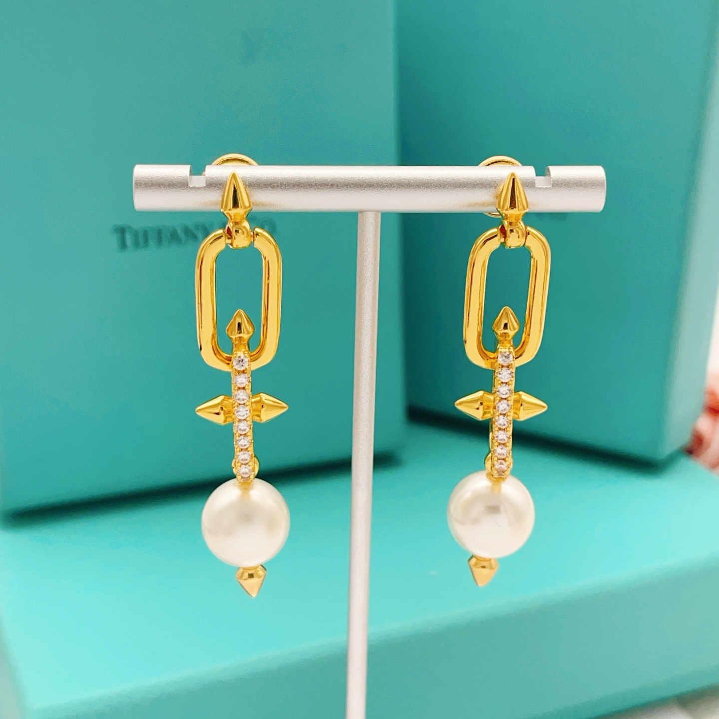 【Tiffany*帝芙尼最新款🆕🆕金色镶钻流苏大号钉子耳钉】一致官网黄铜材质，非常的上镜‼️设计很特别值