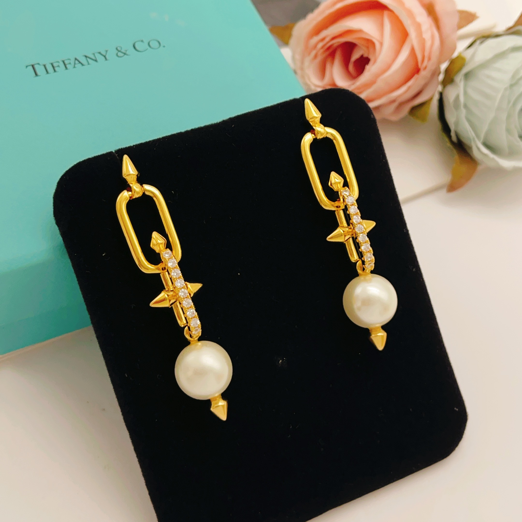 【Tiffany*帝芙尼最新款🆕🆕金色镶钻流苏大号钉子耳钉】一致官网黄铜材质，非常的上镜‼️设计很特别值