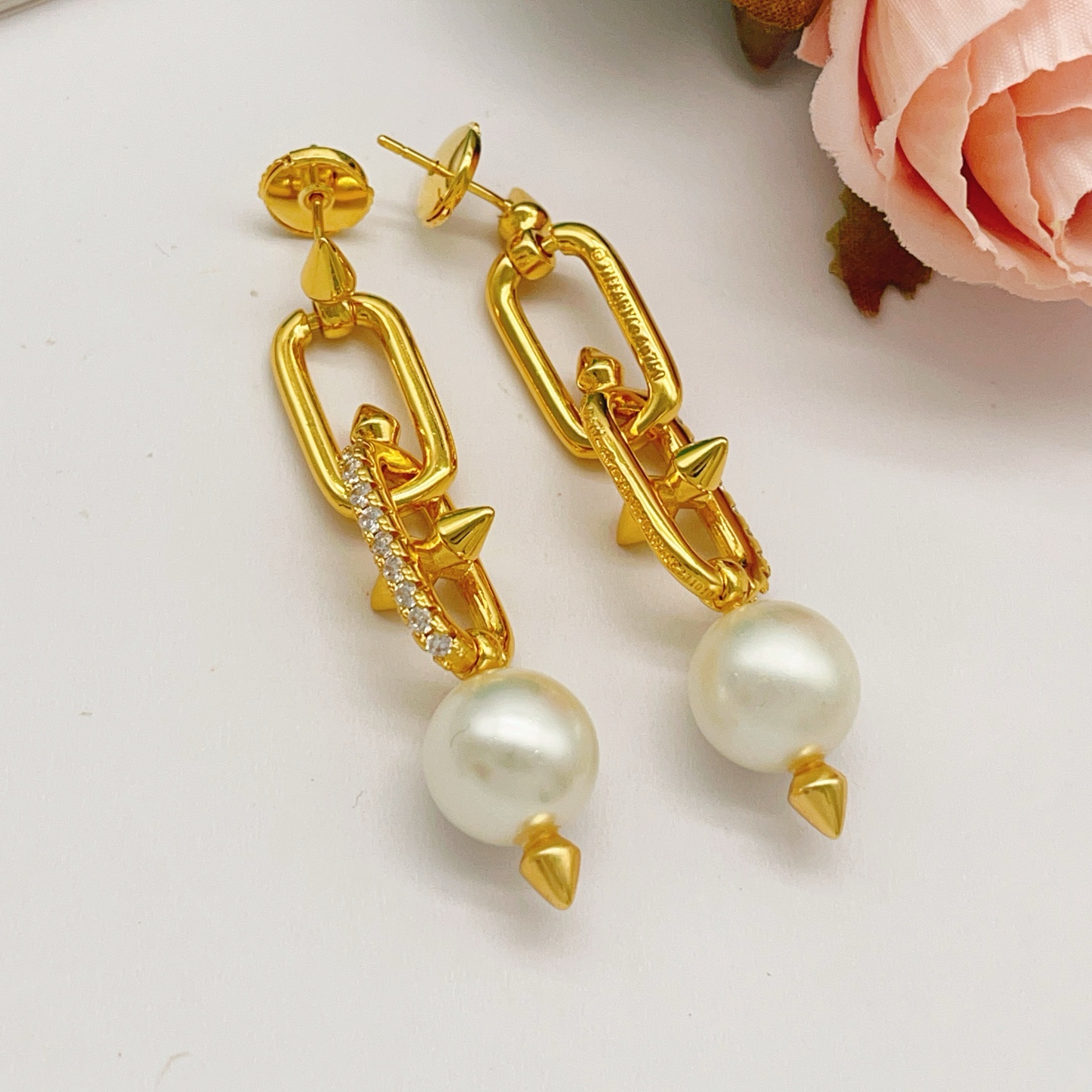 【Tiffany*帝芙尼最新款🆕🆕金色镶钻流苏大号钉子耳钉】一致官网黄铜材质，非常的上镜‼️设计很特别值