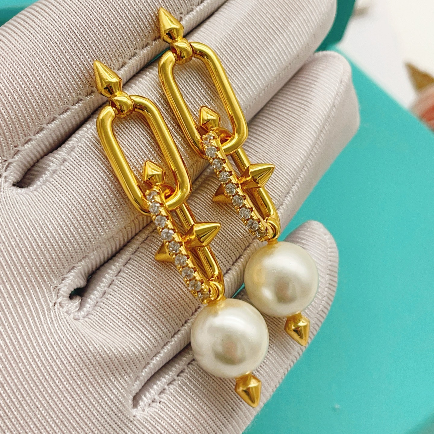 【Tiffany*帝芙尼最新款🆕🆕金色镶钻流苏大号钉子耳钉】一致官网黄铜材质，非常的上镜‼️设计很特别值