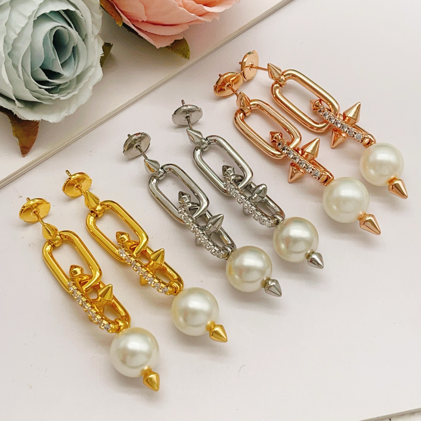 【Tiffany*帝芙尼最新款🆕🆕玫瑰金镶钻流苏大号钉子耳钉】一致官网黄铜材质，非常的上镜‼️设计很特别