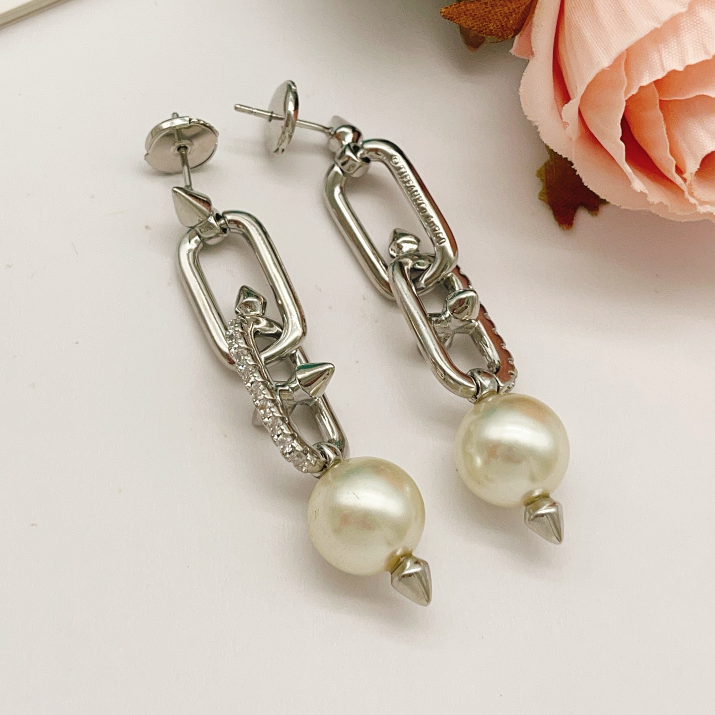 【Tiffany*帝芙尼最新款🆕🆕银色镶钻流苏大号钉子耳钉】一致官网黄铜材质，非常的上镜‼️设计很特别值