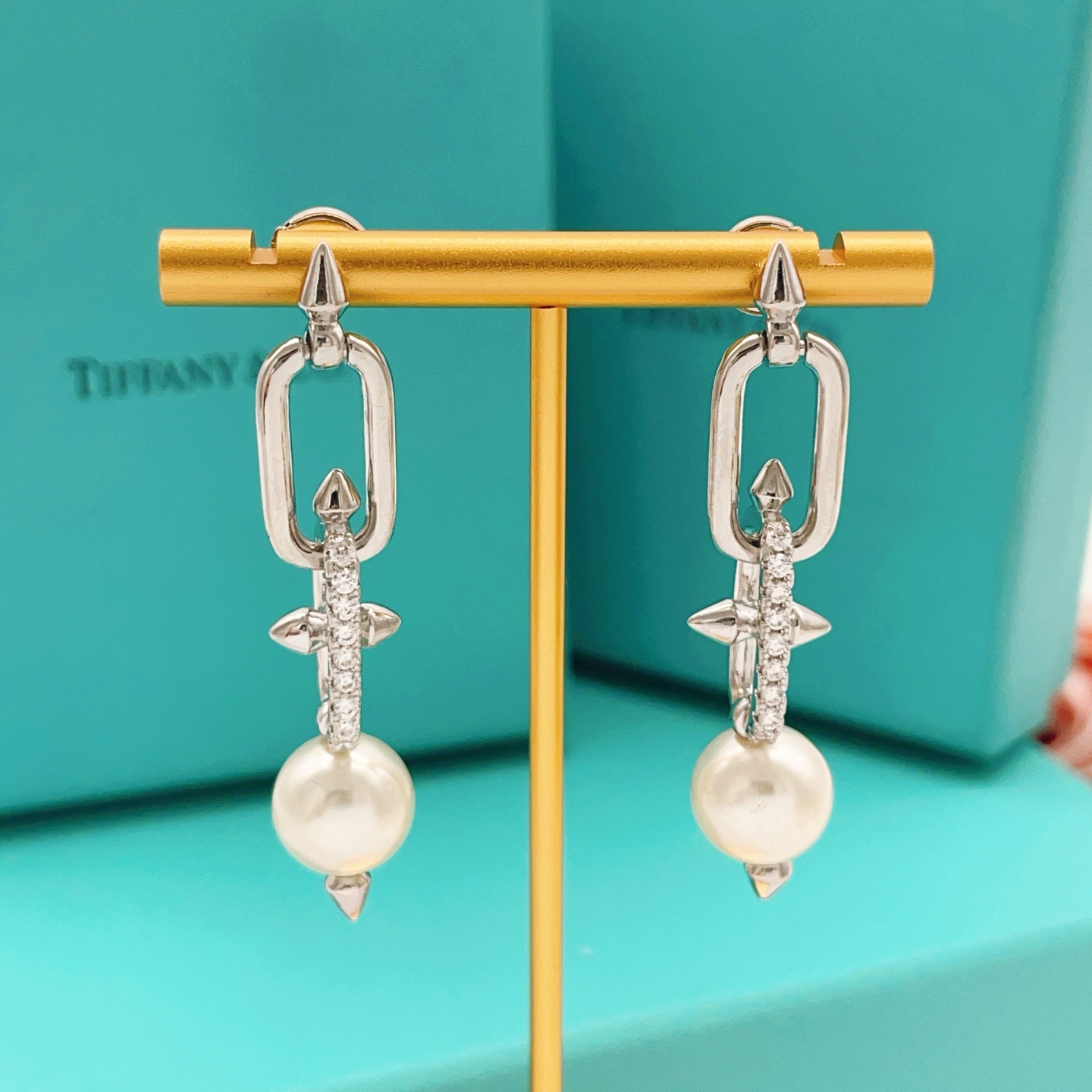 【Tiffany*帝芙尼最新款🆕🆕银色镶钻流苏大号钉子耳钉】一致官网黄铜材质，非常的上镜‼️设计很特别值