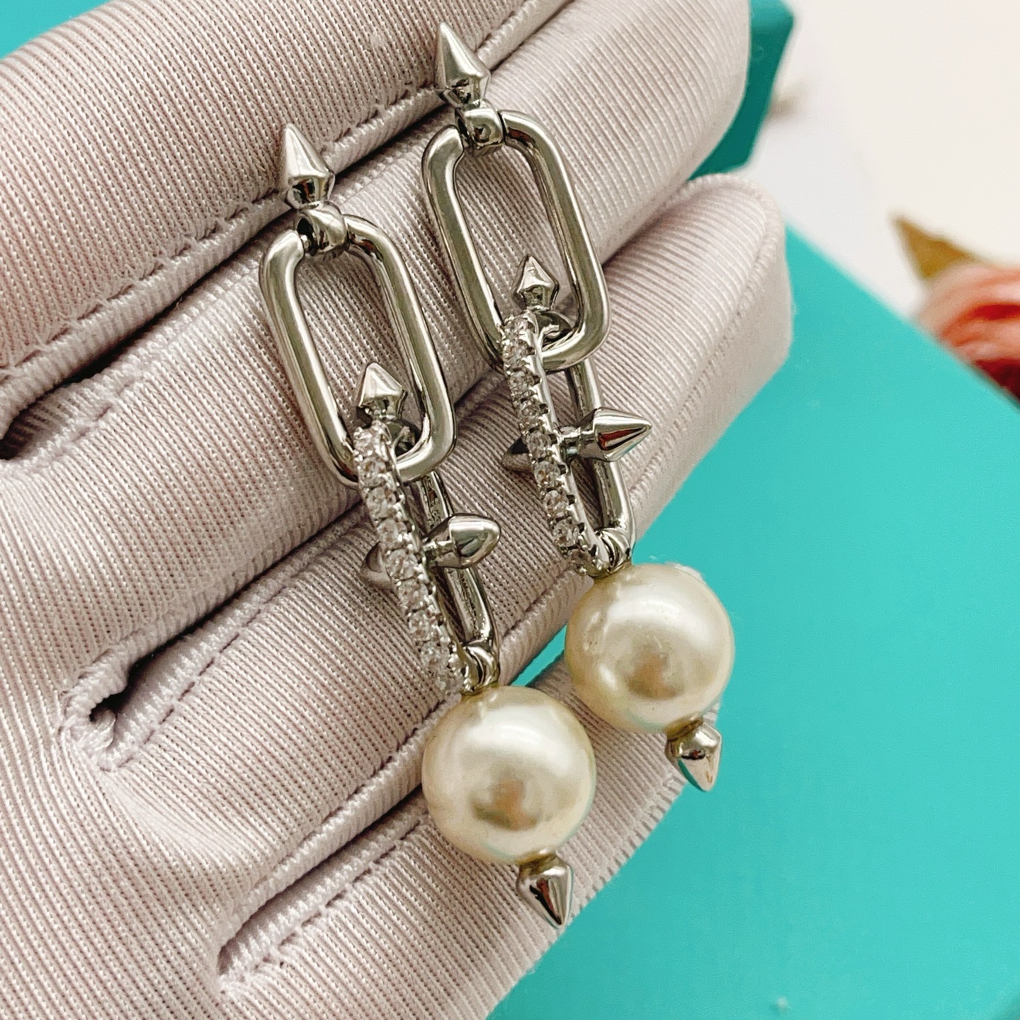 【Tiffany*帝芙尼最新款🆕🆕银色镶钻流苏大号钉子耳钉】一致官网黄铜材质，非常的上镜‼️设计很特别值