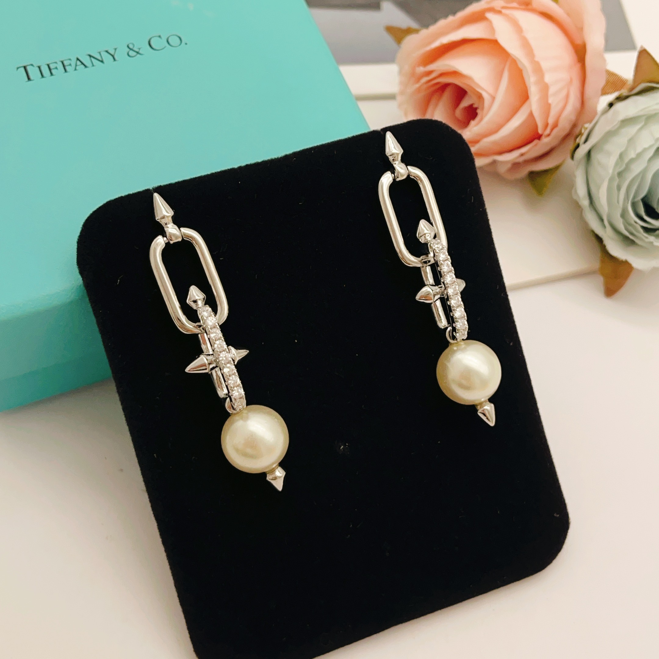 【Tiffany*帝芙尼最新款🆕🆕银色镶钻流苏大号钉子耳钉】一致官网黄铜材质，非常的上镜‼️设计很特别值