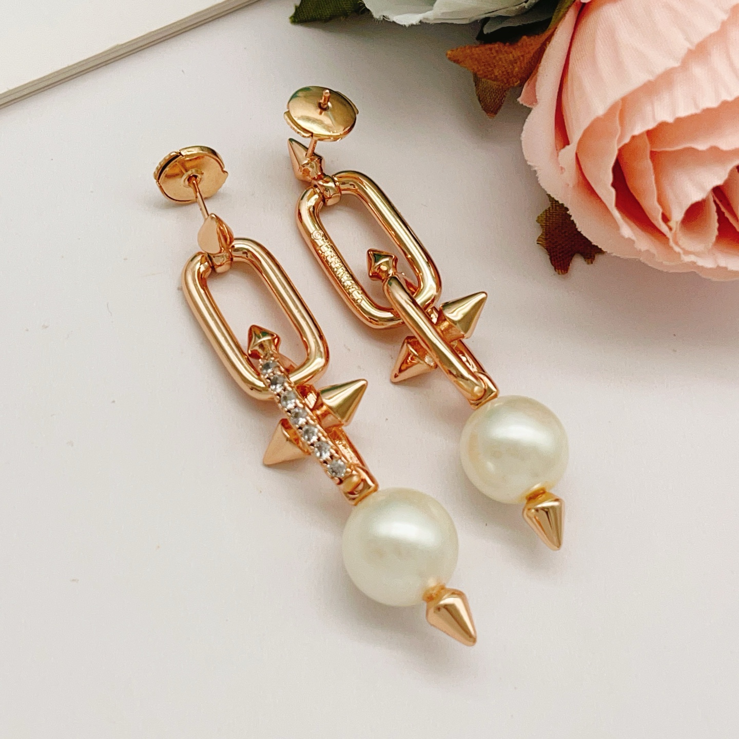 【Tiffany*帝芙尼最新款🆕🆕玫瑰金镶钻流苏大号钉子耳钉】一致官网黄铜材质，非常的上镜‼️设计很特别