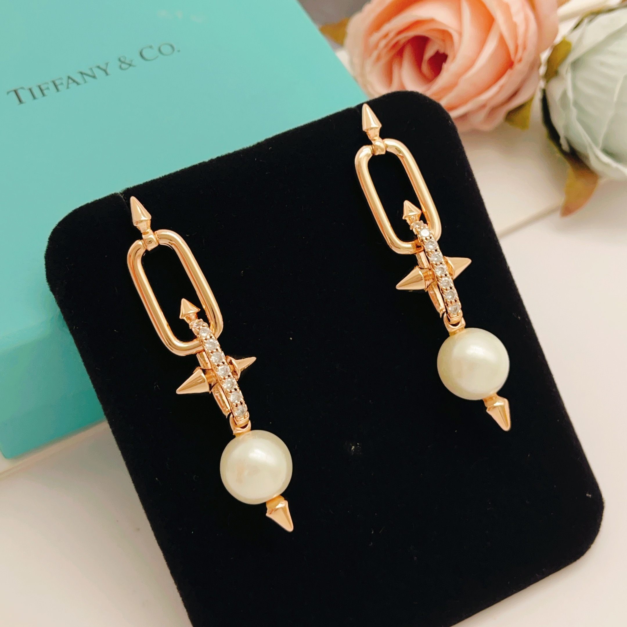 【Tiffany*帝芙尼最新款🆕🆕玫瑰金镶钻流苏大号钉子耳钉】一致官网黄铜材质，非常的上镜‼️设计很特别