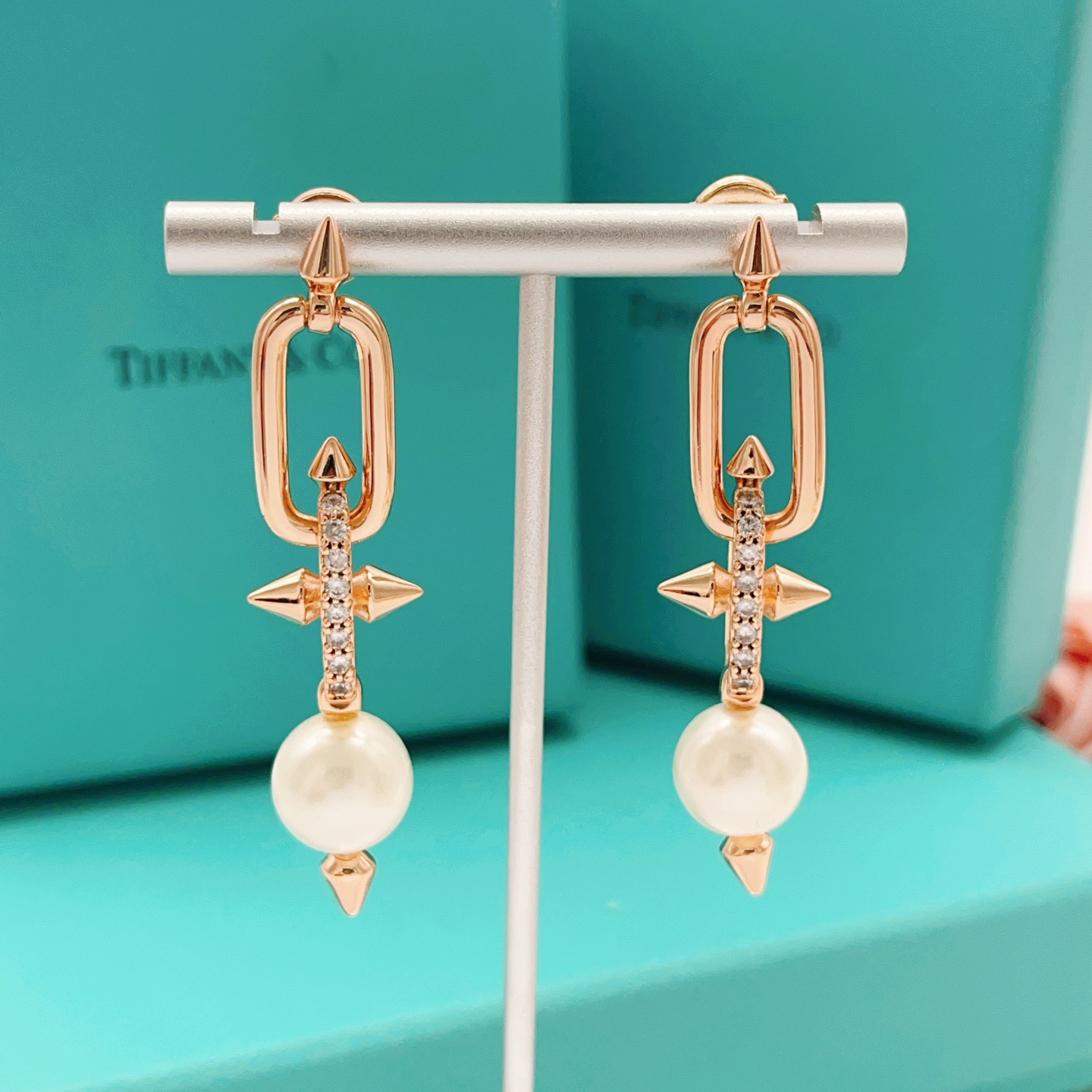 【Tiffany*帝芙尼最新款🆕🆕玫瑰金镶钻流苏大号钉子耳钉】一致官网黄铜材质，非常的上镜‼️设计很特别