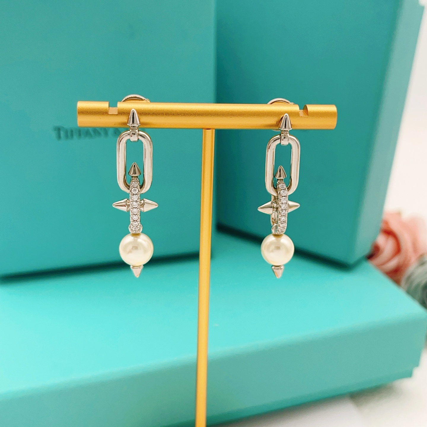 【Tiffany*帝芙尼最新款🆕🆕银色镶钻流苏小号钉子耳钉】一致官网黄铜材质，非常的上镜‼️设计很特别值