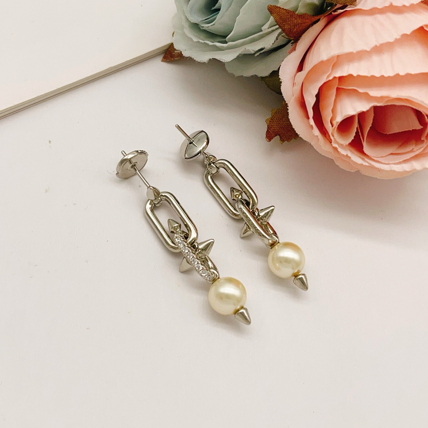 【Tiffany*帝芙尼最新款🆕🆕银色镶钻流苏小号钉子耳钉】一致官网黄铜材质，非常的上镜‼️设计很特别值