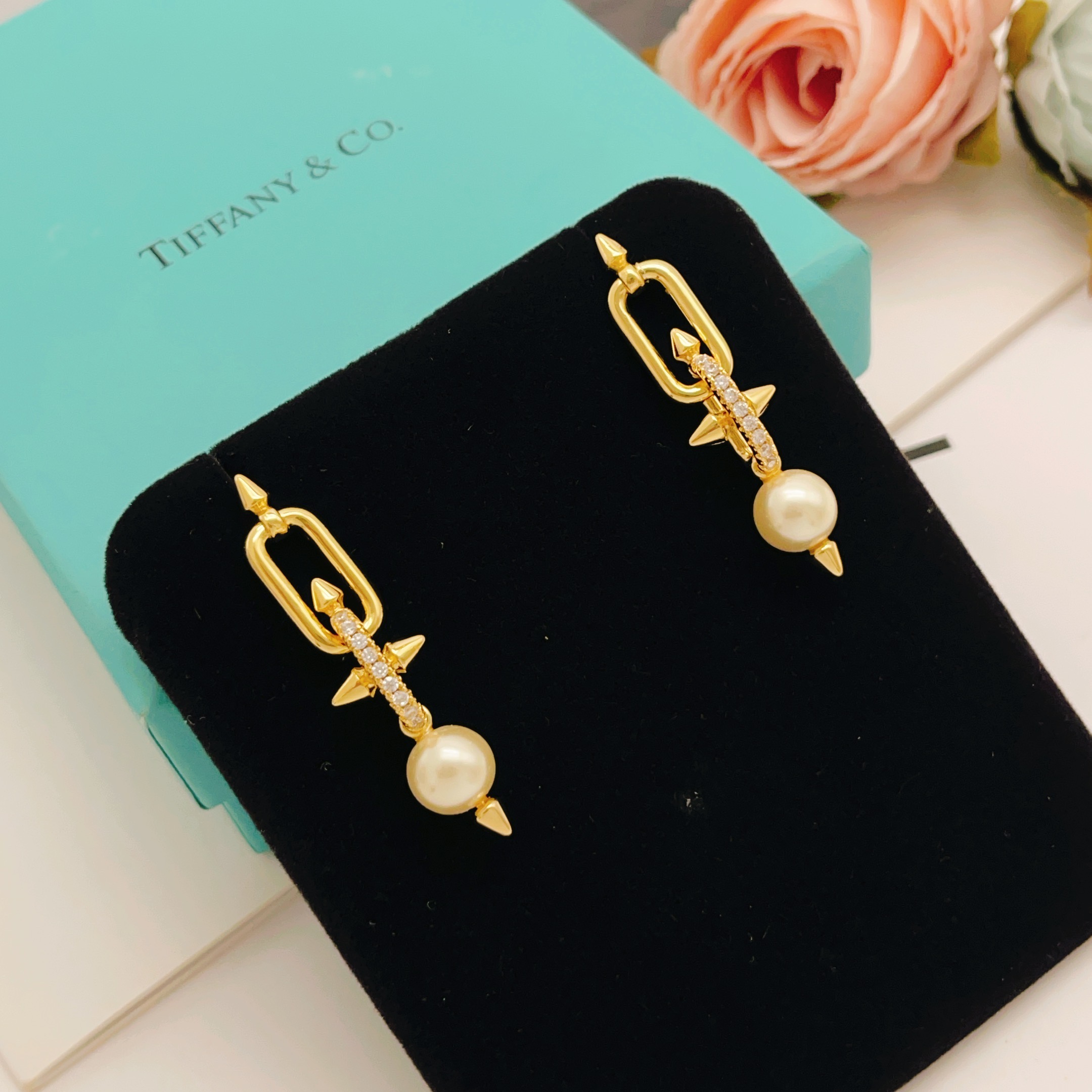 【Tiffany*帝芙尼最新款🆕🆕金色镶钻流苏小号钉子耳钉】一致官网黄铜材质，非常的上镜‼️设计很特别值