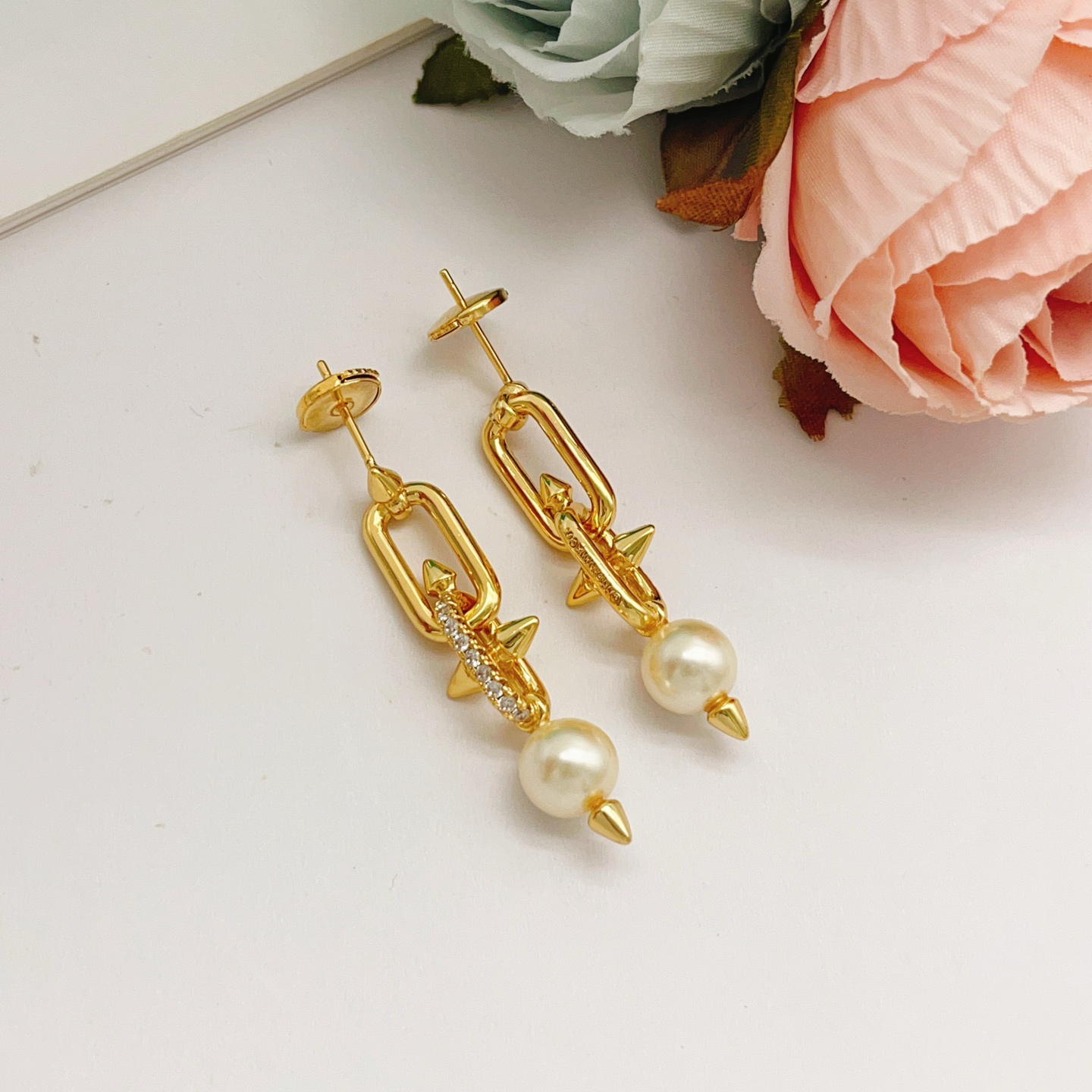 【Tiffany*帝芙尼最新款🆕🆕金色镶钻流苏小号钉子耳钉】一致官网黄铜材质，非常的上镜‼️设计很特别值