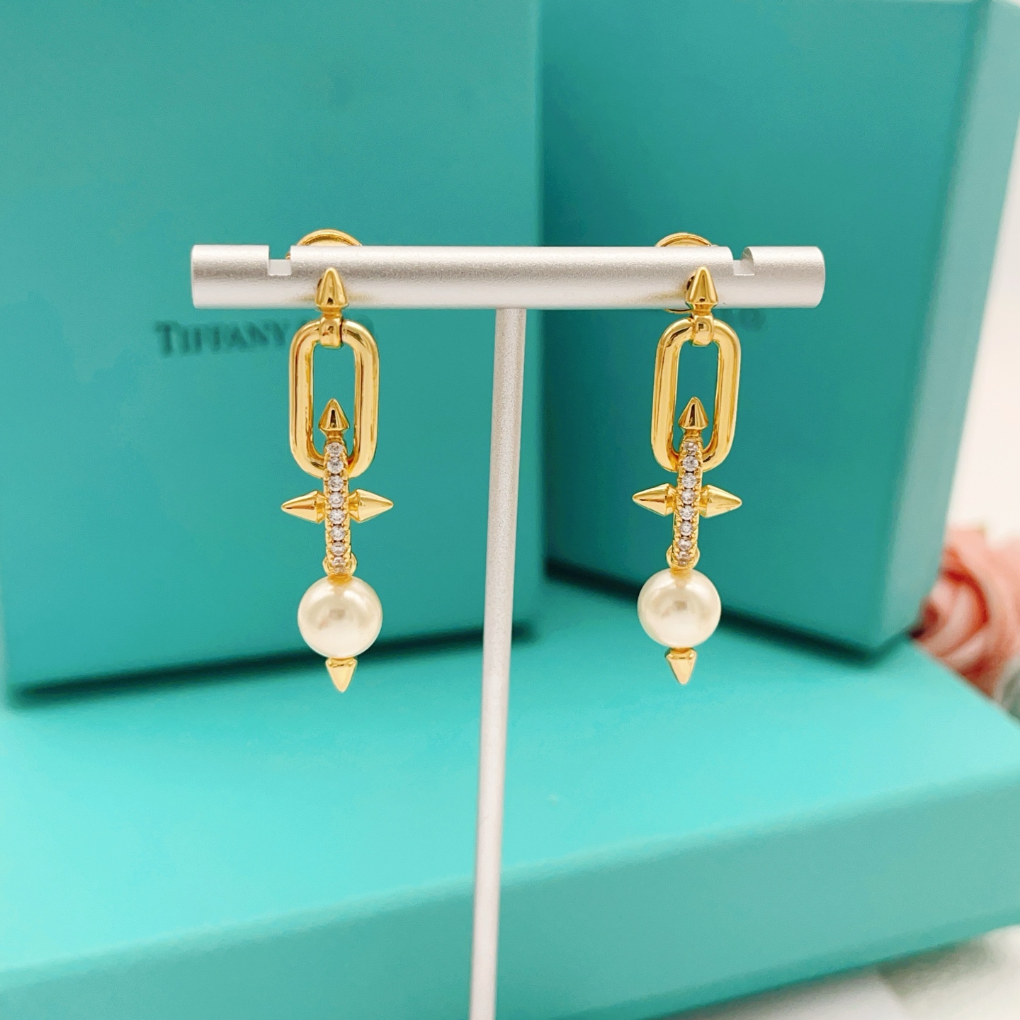 【Tiffany*帝芙尼最新款🆕🆕金色镶钻流苏小号钉子耳钉】一致官网黄铜材质，非常的上镜‼️设计很特别值