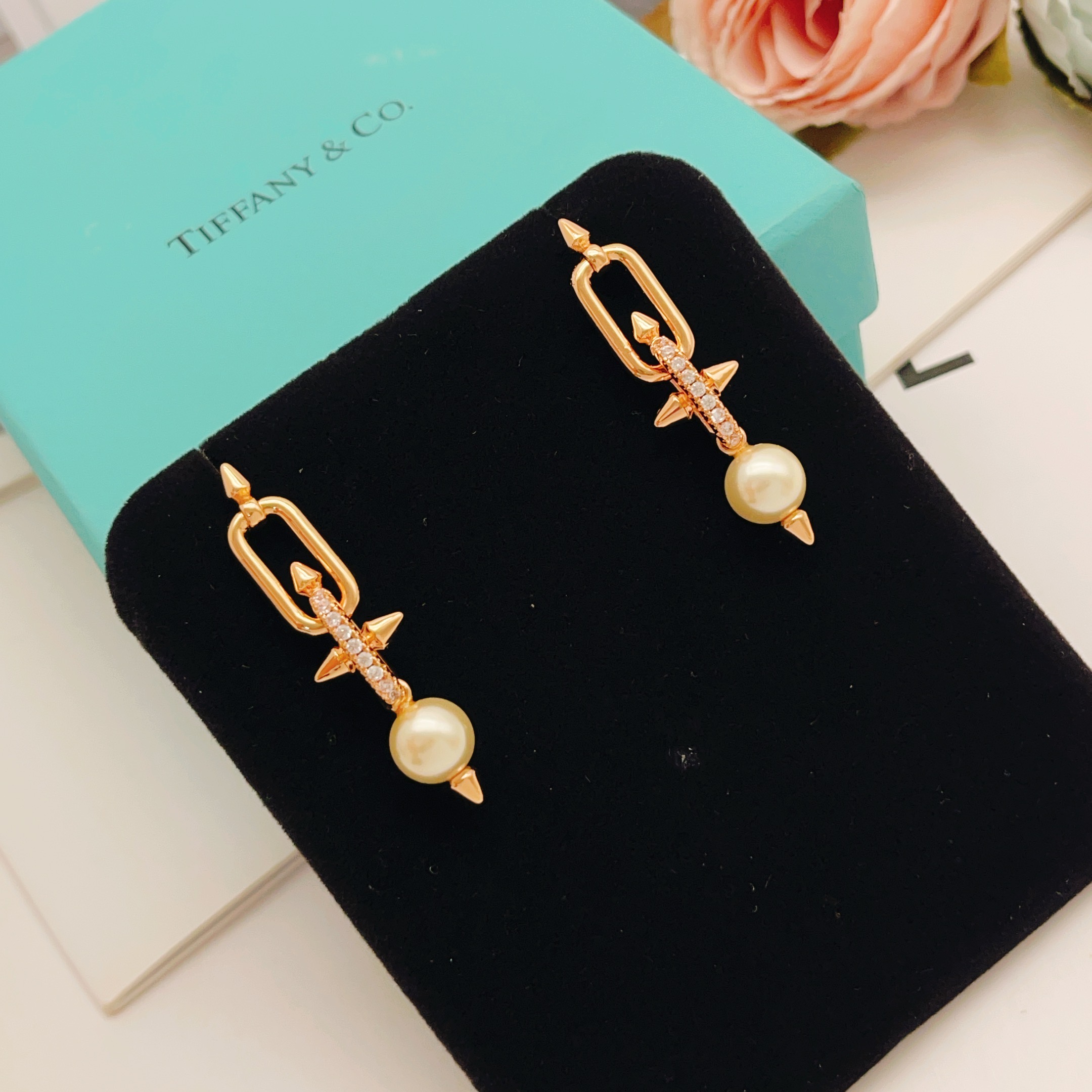 【Tiffany*帝芙尼最新款🆕🆕玫瑰金镶钻流苏小号钉子耳钉】一致官网黄铜材质，非常的上镜‼️设计很特别