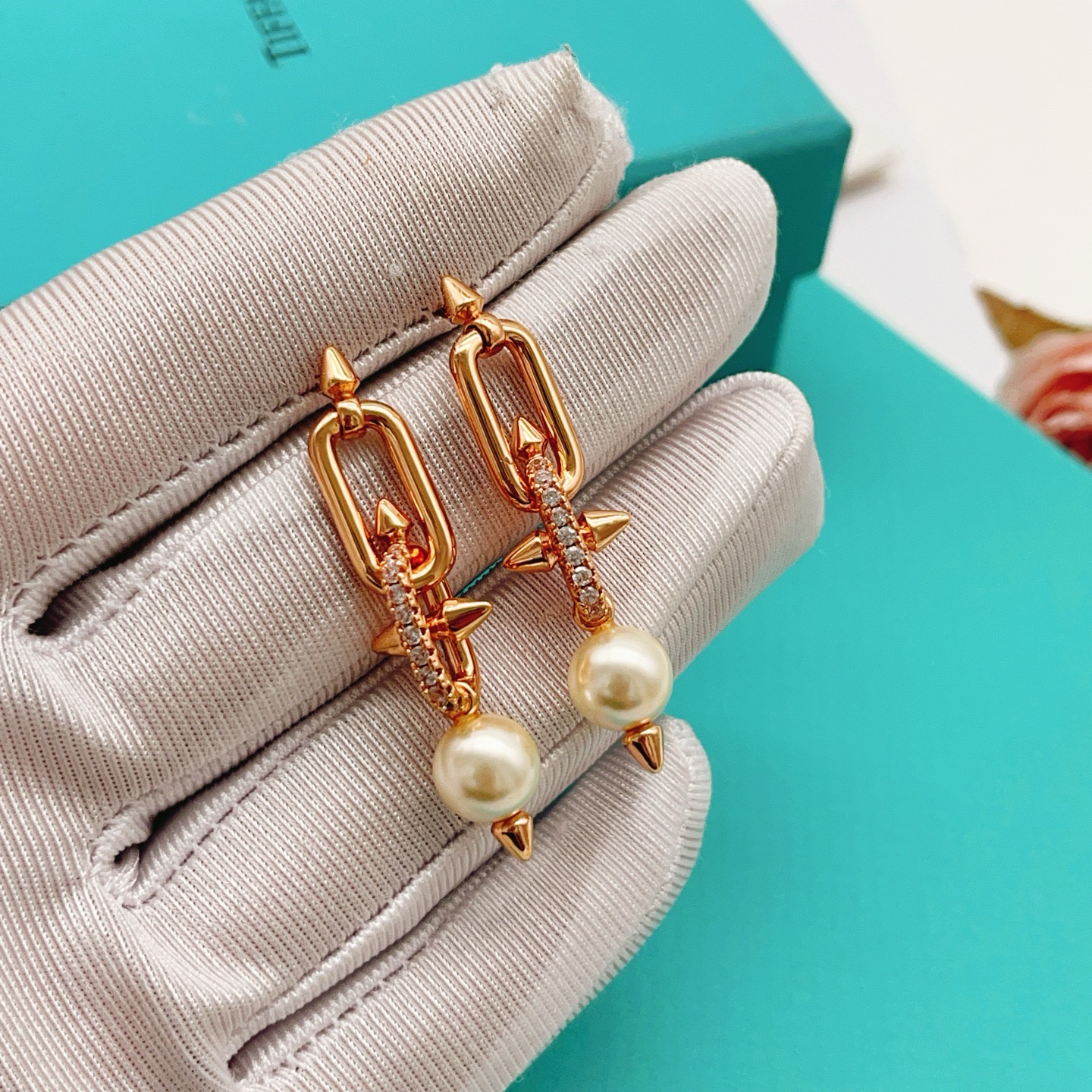 【Tiffany*帝芙尼最新款🆕🆕玫瑰金镶钻流苏小号钉子耳钉】一致官网黄铜材质，非常的上镜‼️设计很特别