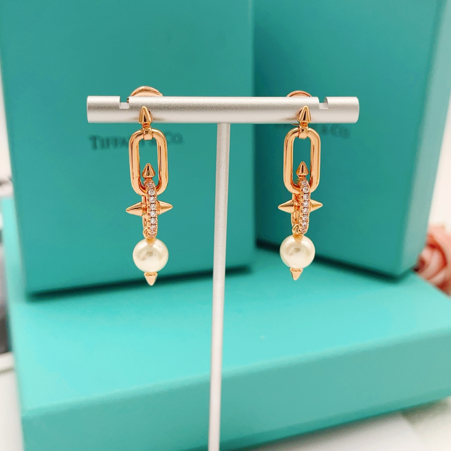 【Tiffany*帝芙尼最新款🆕🆕玫瑰金镶钻流苏小号钉子耳钉】一致官网黄铜材质，非常的上镜‼️设计很特别