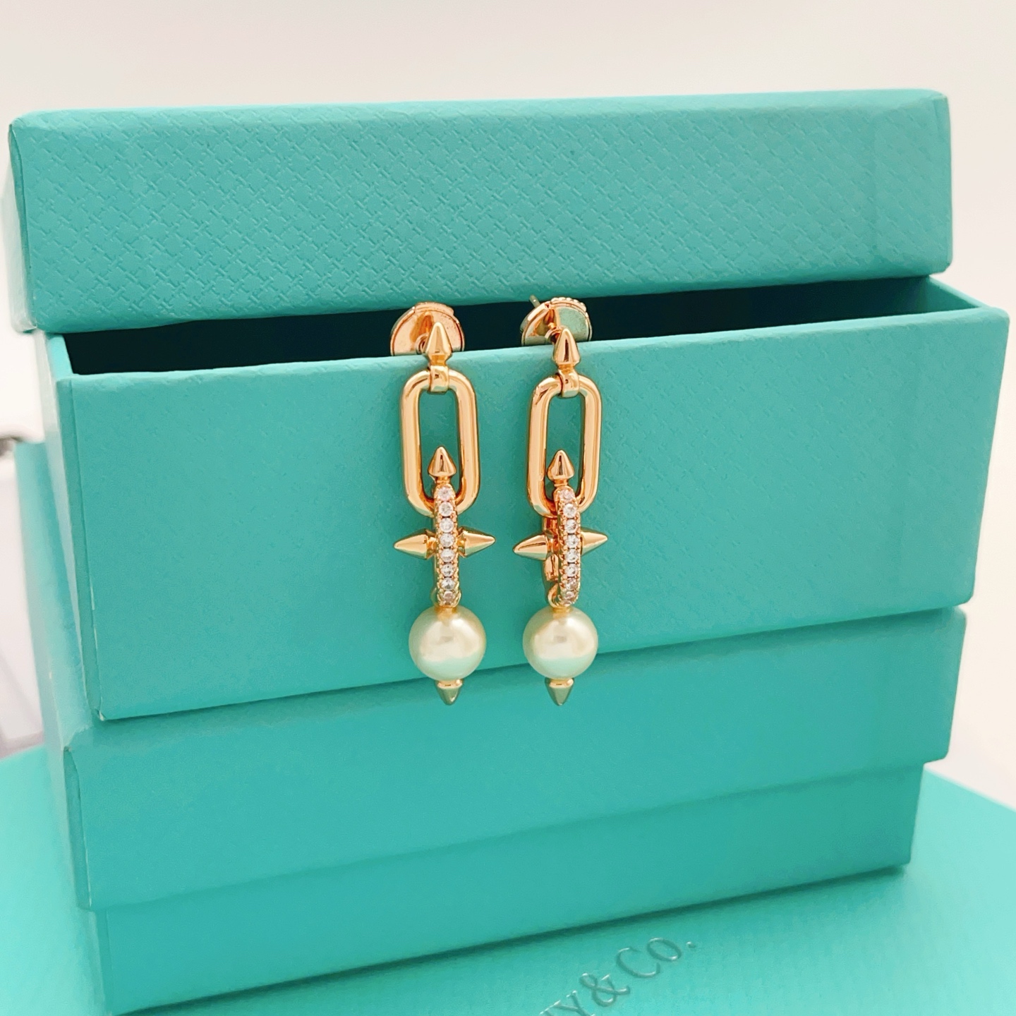 【Tiffany*帝芙尼最新款🆕🆕玫瑰金镶钻流苏小号钉子耳钉】一致官网黄铜材质，非常的上镜‼️设计很特别