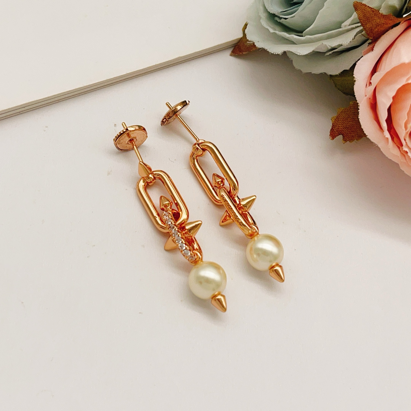 【Tiffany*帝芙尼最新款🆕🆕玫瑰金镶钻流苏小号钉子耳钉】一致官网黄铜材质，非常的上镜‼️设计很特别