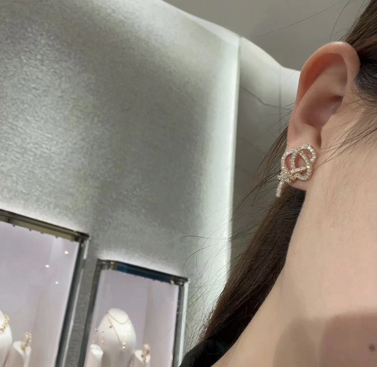 【Tiffany*帝芙尼最新款🆕🆕银色满钻绳结耳钉】一致官网黄铜材质，非常的上镜‼️设计很特别值得入手。