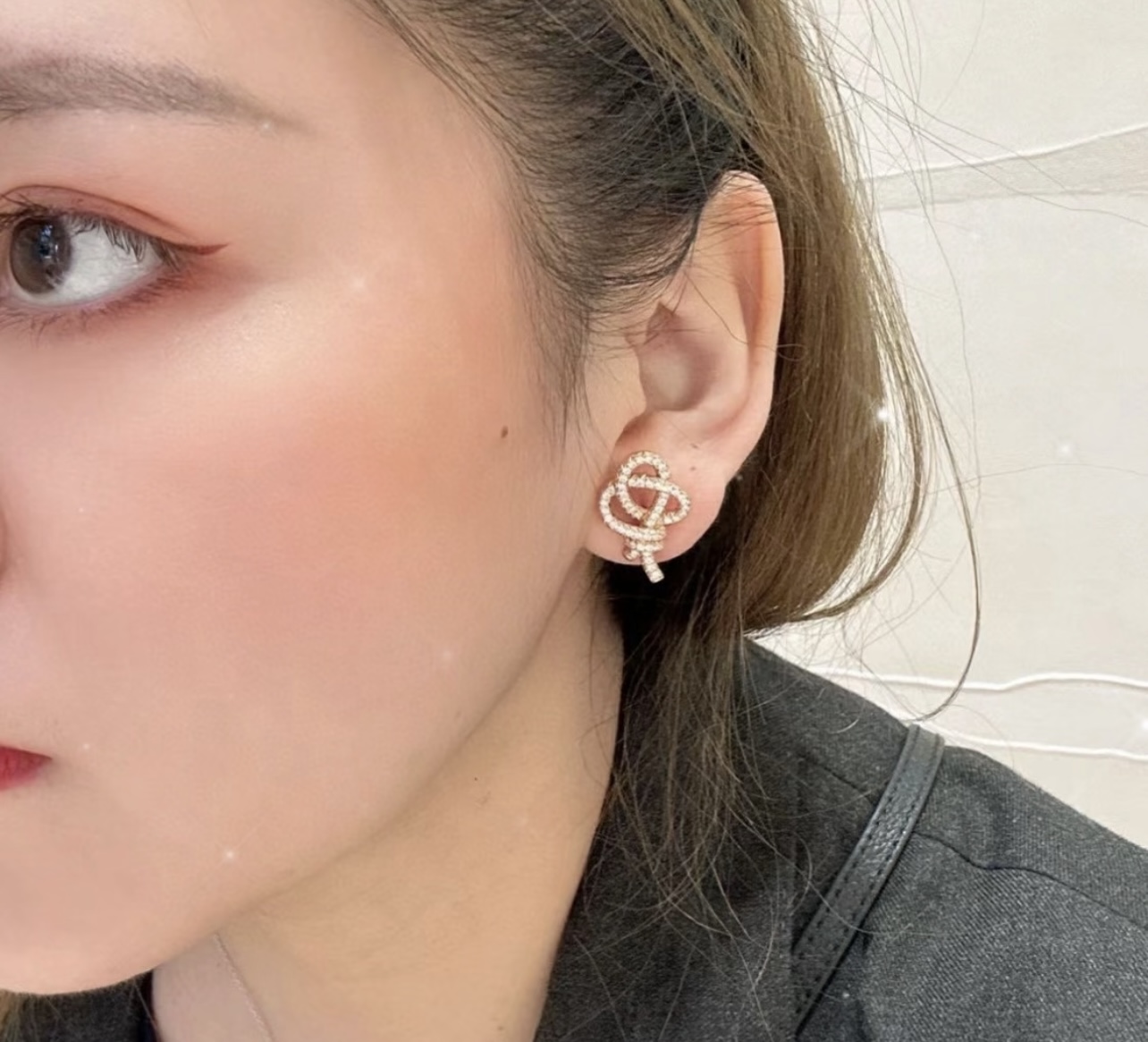 【Tiffany*帝芙尼最新款🆕🆕银色满钻绳结耳钉】一致官网黄铜材质，非常的上镜‼️设计很特别值得入手。