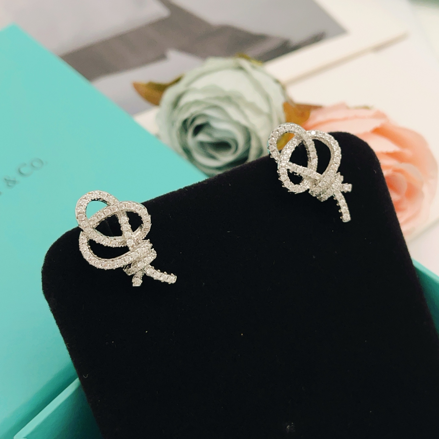 【Tiffany*帝芙尼最新款🆕🆕银色满钻绳结耳钉】一致官网黄铜材质，非常的上镜‼️设计很特别值得入手。