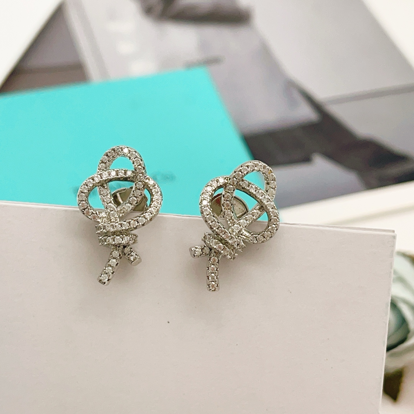 【Tiffany*帝芙尼最新款🆕🆕银色满钻绳结耳钉】一致官网黄铜材质，非常的上镜‼️设计很特别值得入手。